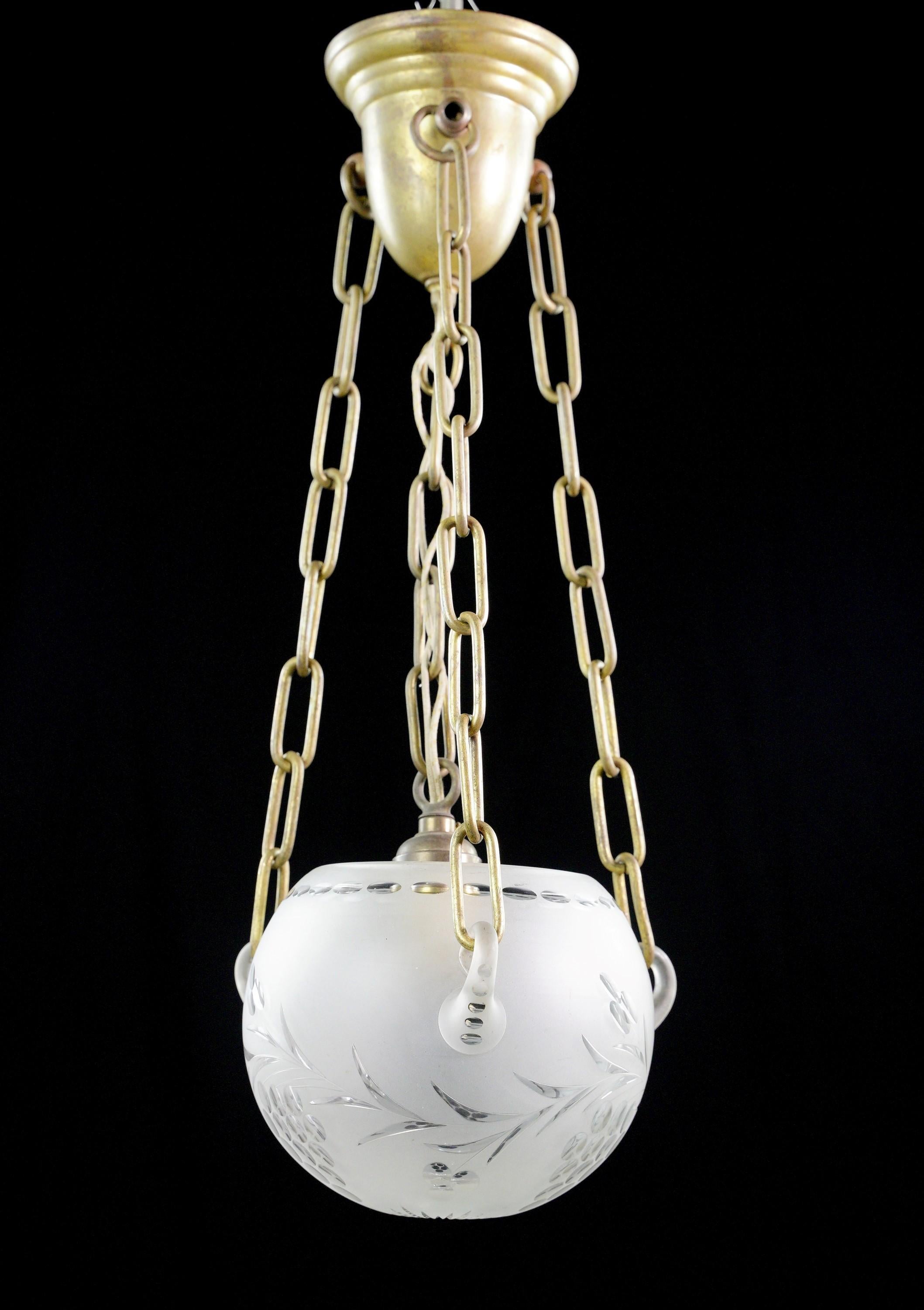 Américain Lampe pendante en laiton brossé avec bol en verre dépoli gravé en vente