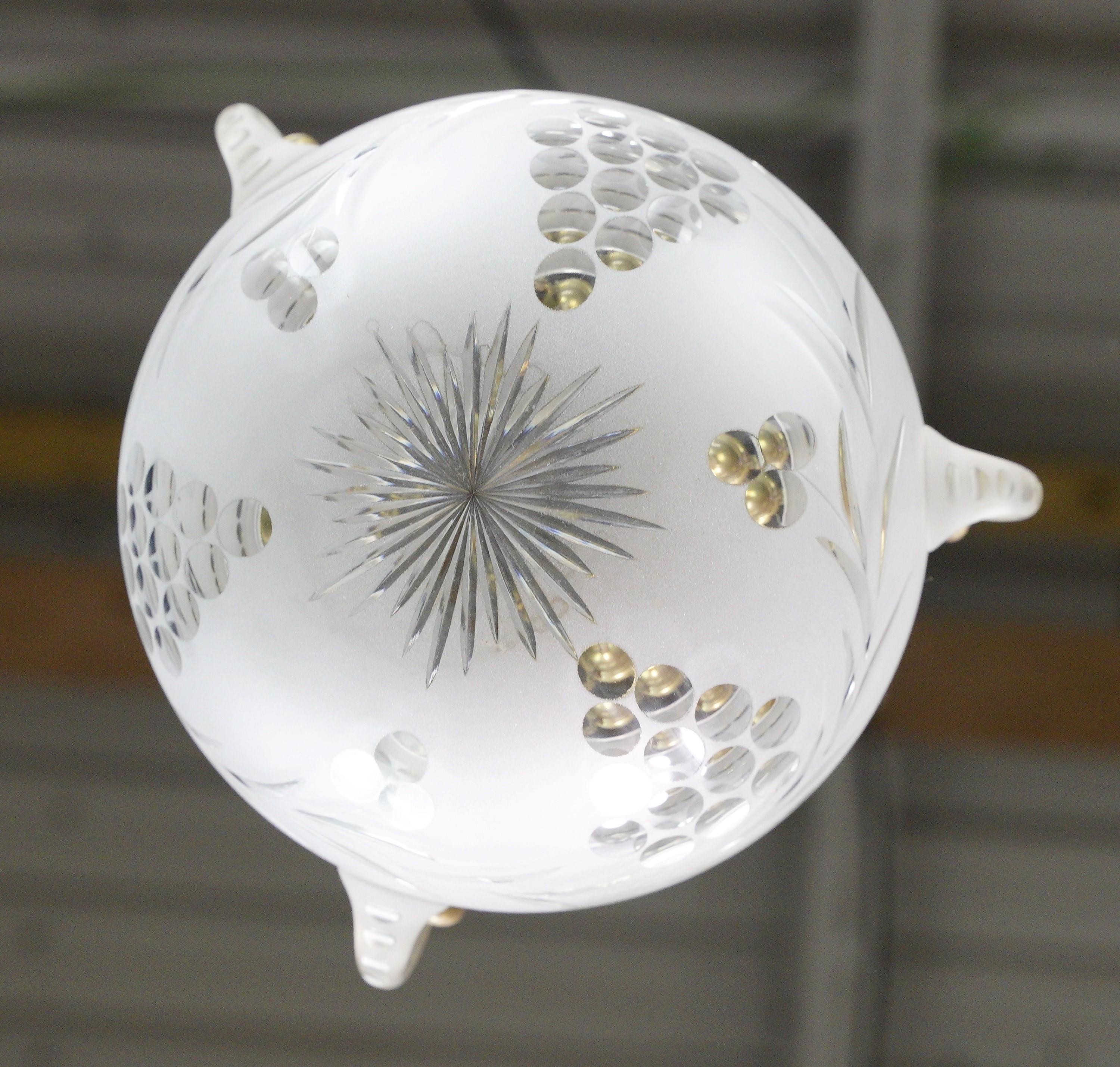 20ième siècle Lampe pendante en laiton brossé avec bol en verre dépoli gravé en vente
