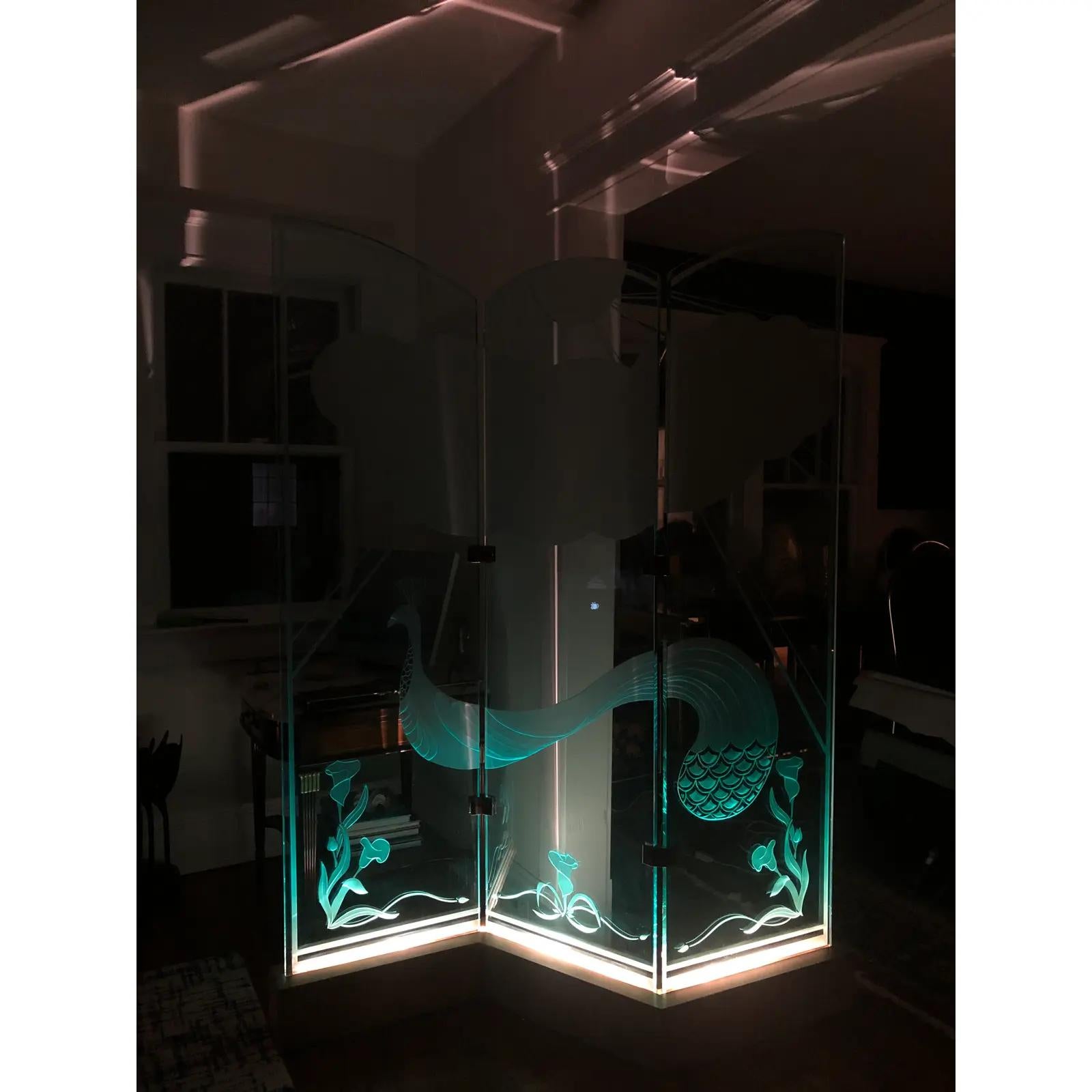 20ième siècle Paravent en verre gravé 3 panneaux Paon Lights Room Divider en vente