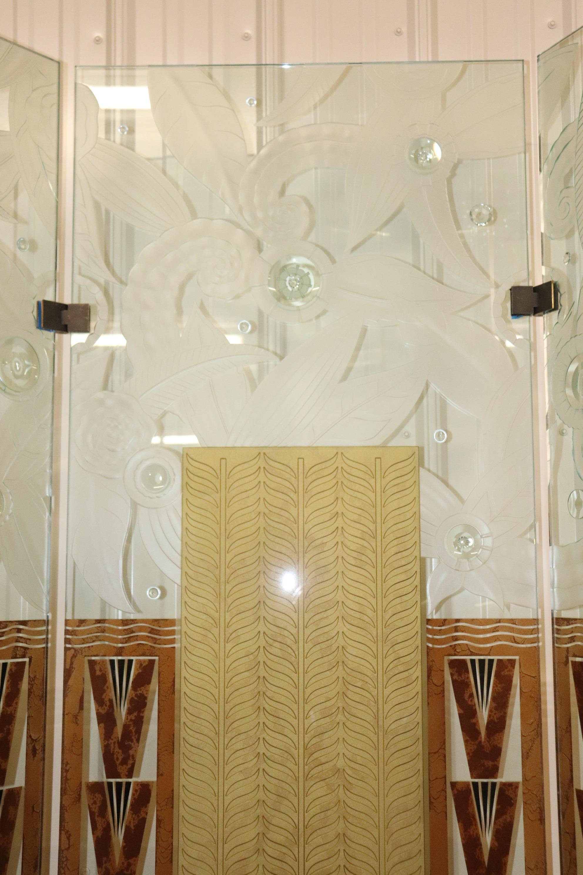 Geätztes Glas und Eglomise Drei-Panel-Wolkenkratzer-Stil Art Deco Trennwand (Französisch)