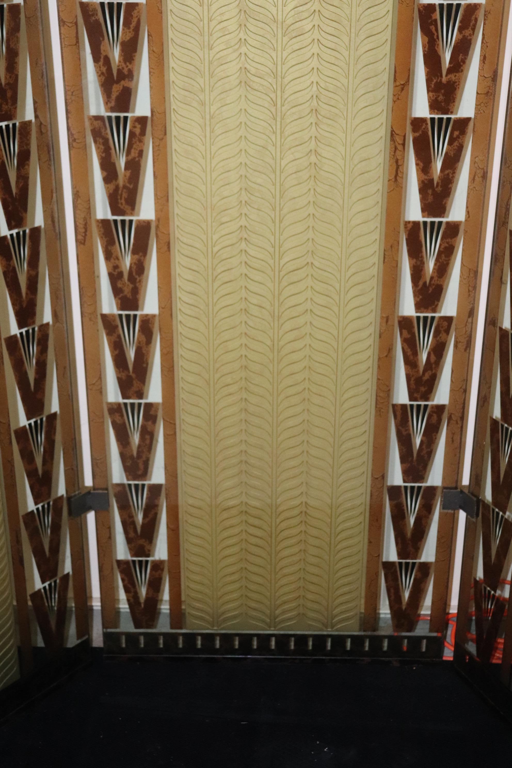 Geätztes Glas und Eglomise Drei-Panel-Wolkenkratzer-Stil Art Deco Trennwand im Zustand „Gut“ in Swedesboro, NJ