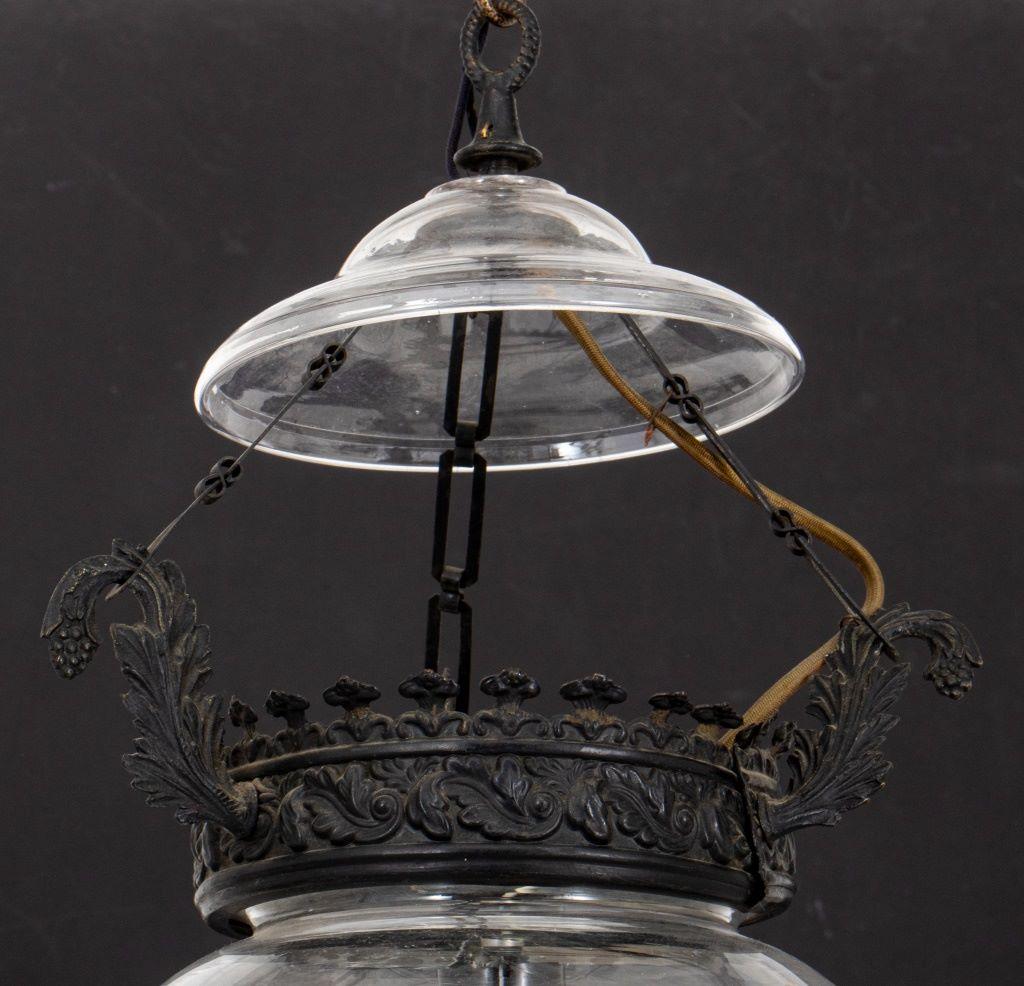Suspension en verre gravé, globe en verre soufflé avec détails gravés, une douille d'ampoule, capuchon et fleuron en métal forgé.