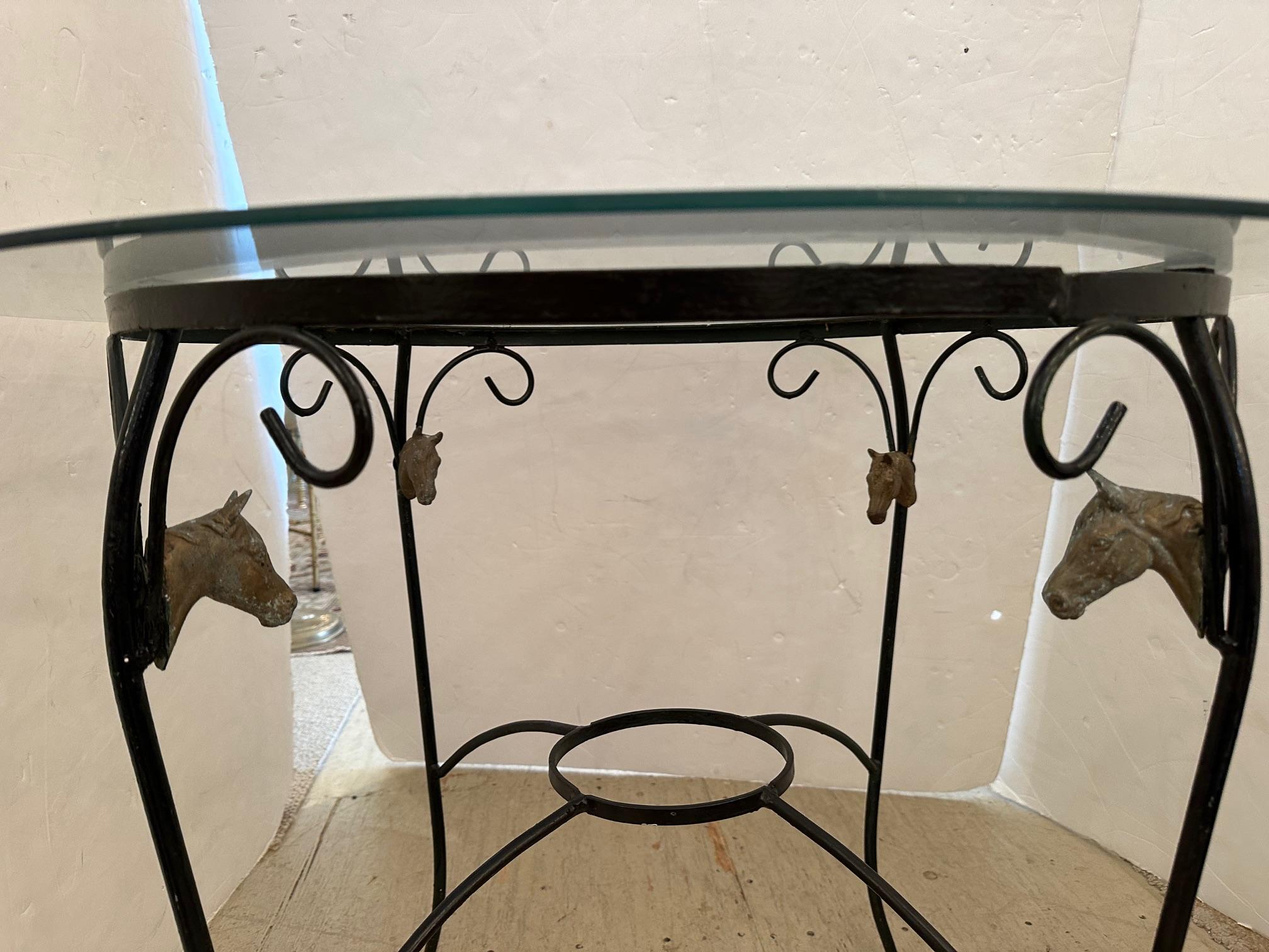 Américain Table ronde en verre gravé et fer à motif équestre en vente