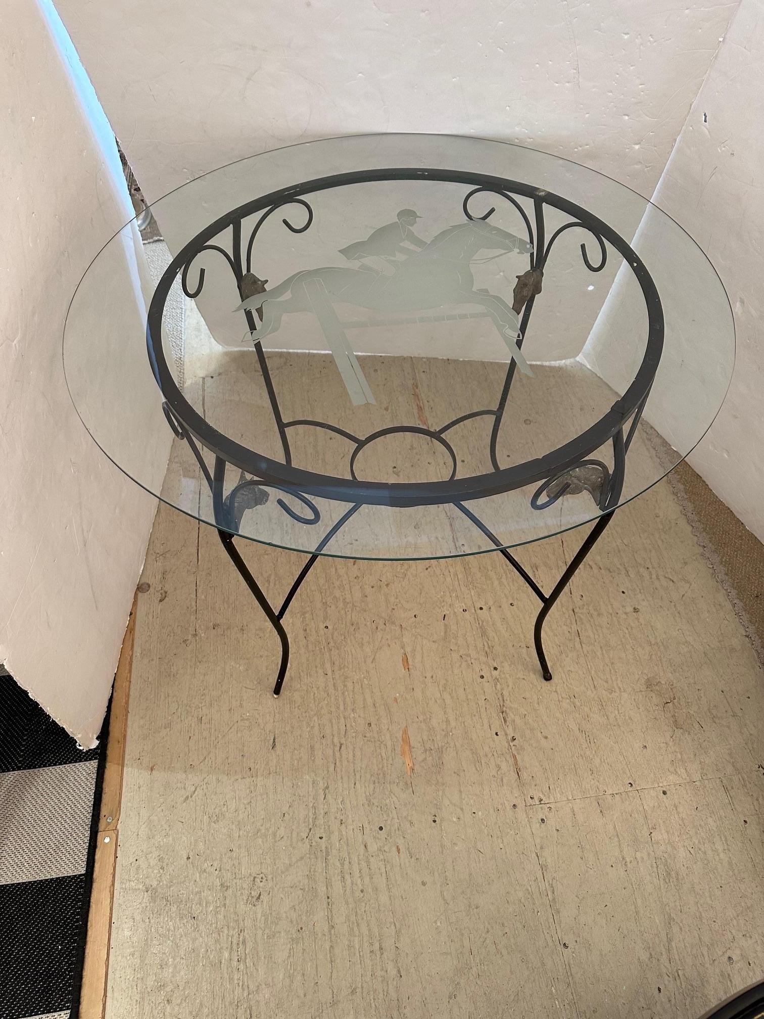 Table ronde en verre gravé et fer à motif équestre Bon état - En vente à Hopewell, NJ