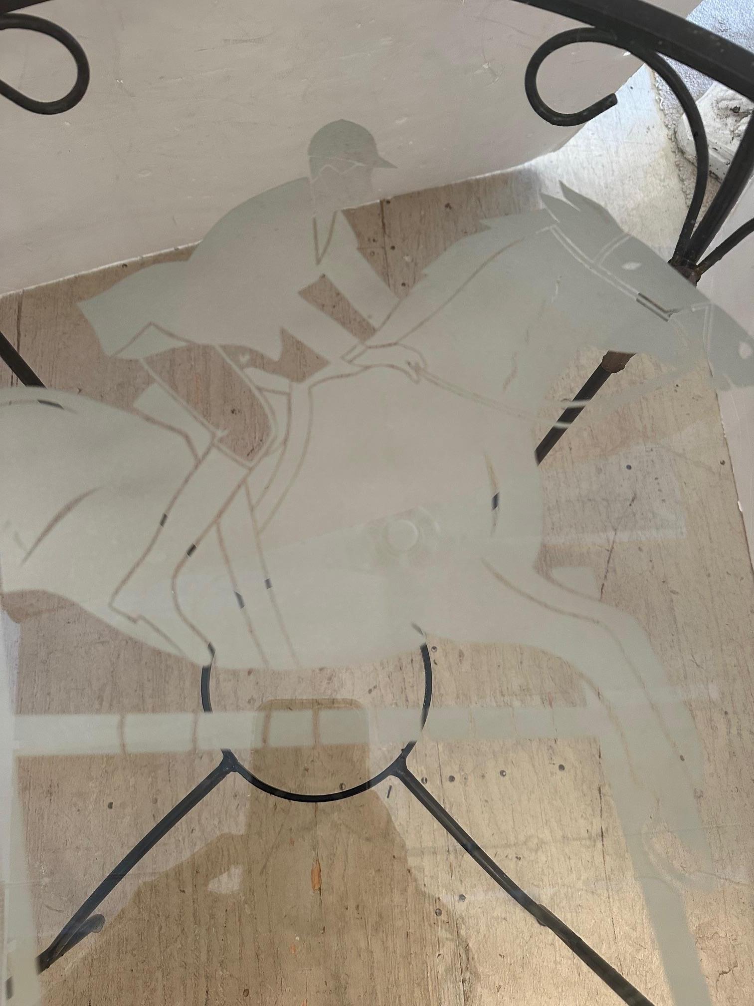 Milieu du XXe siècle Table ronde en verre gravé et fer à motif équestre en vente
