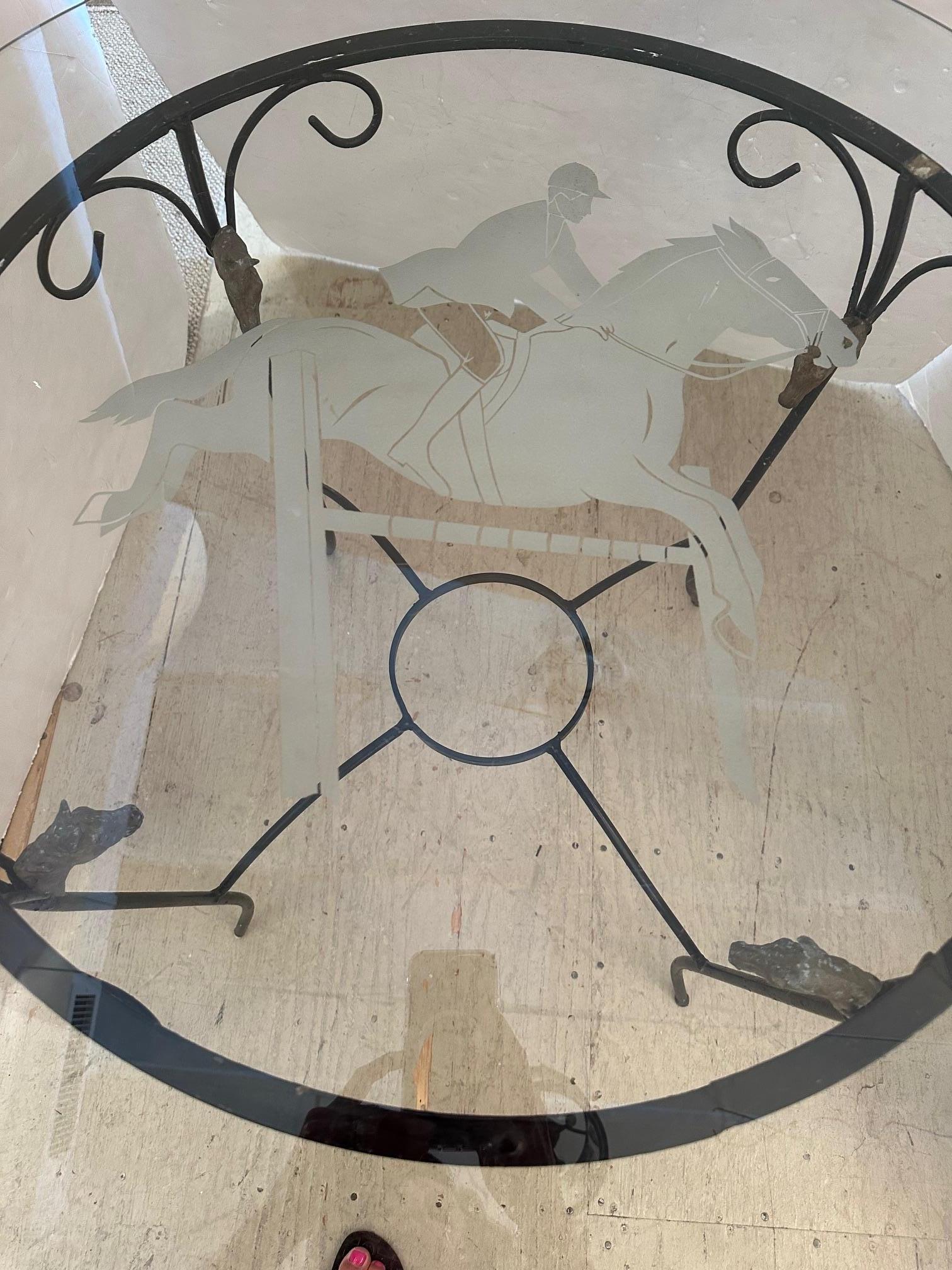 Verre Table ronde en verre gravé et fer à motif équestre en vente