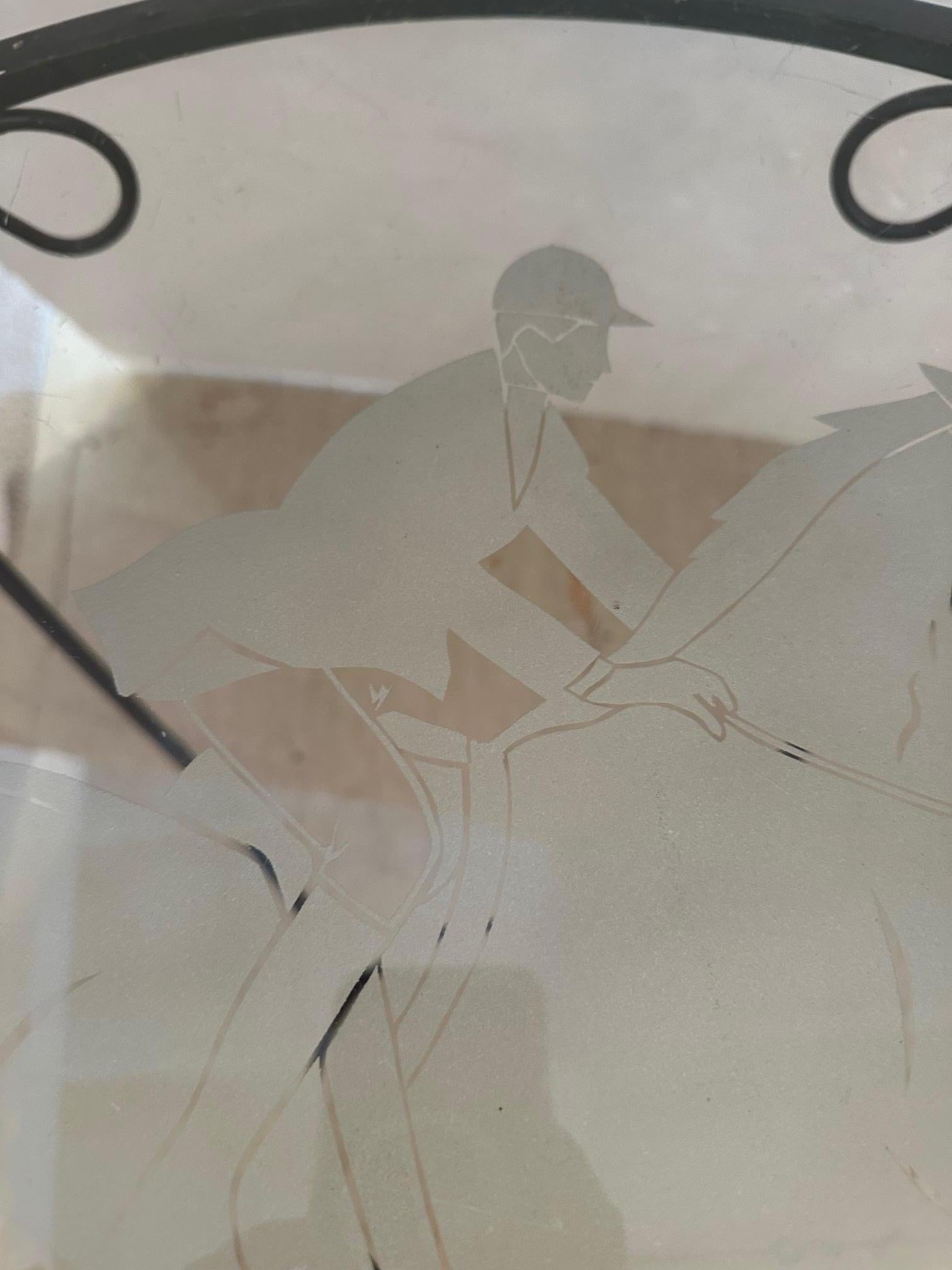 Table ronde en verre gravé et fer à motif équestre en vente 1