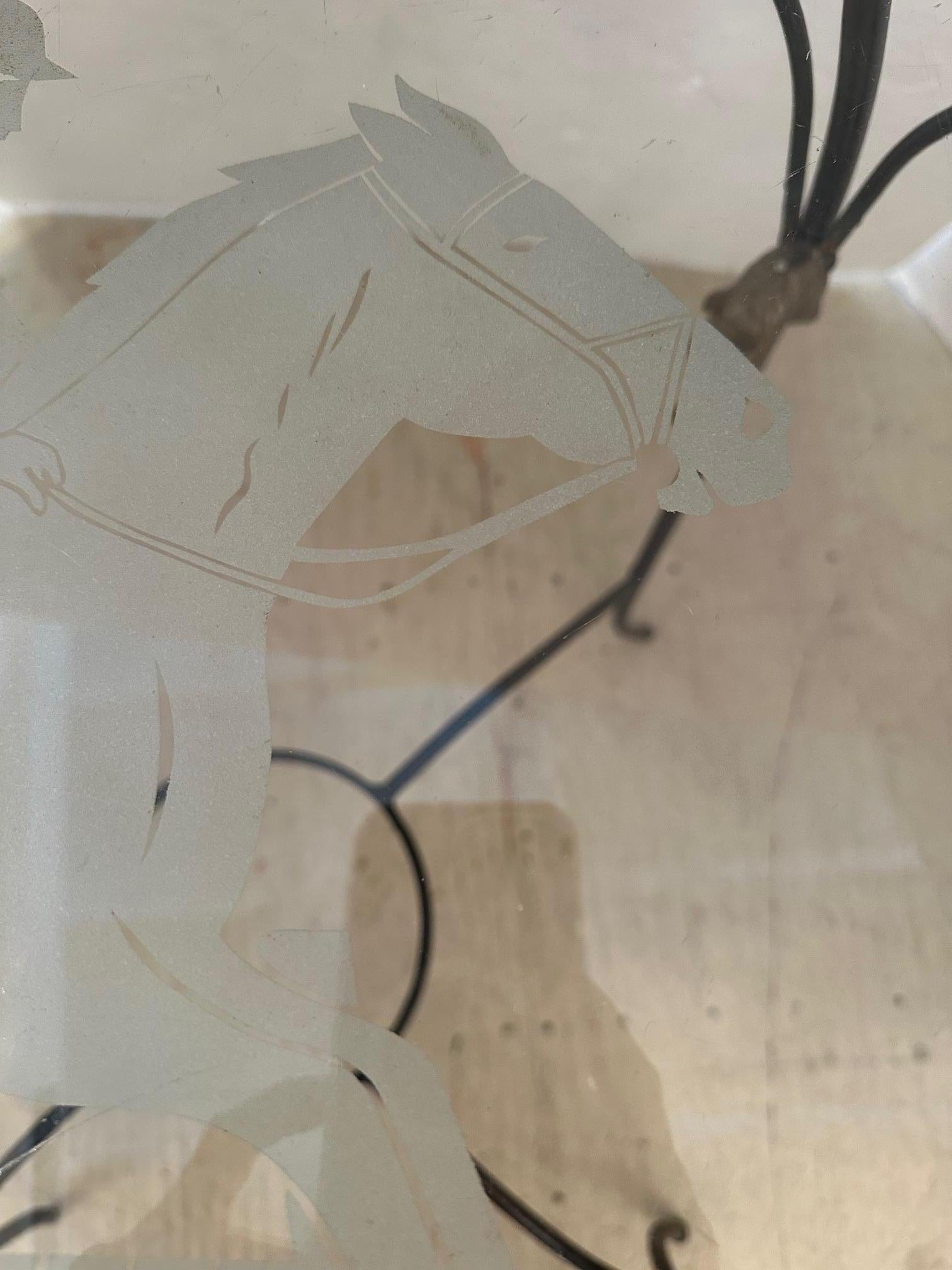 Table ronde en verre gravé et fer à motif équestre en vente 2