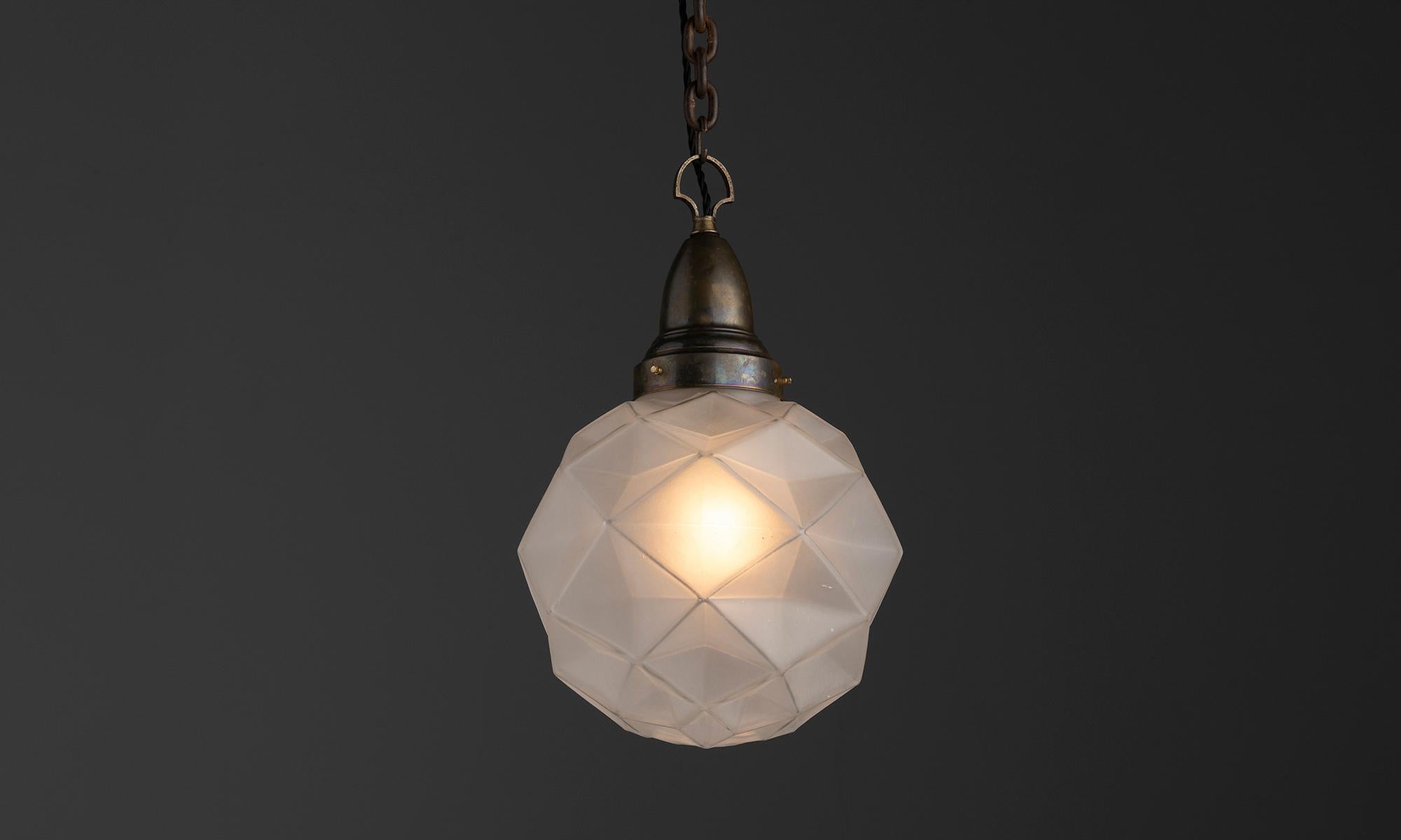 Inghilterra, 1920
Pendente a globo in vetro acidato con galleria in ottone, prodotto da Degue.
12