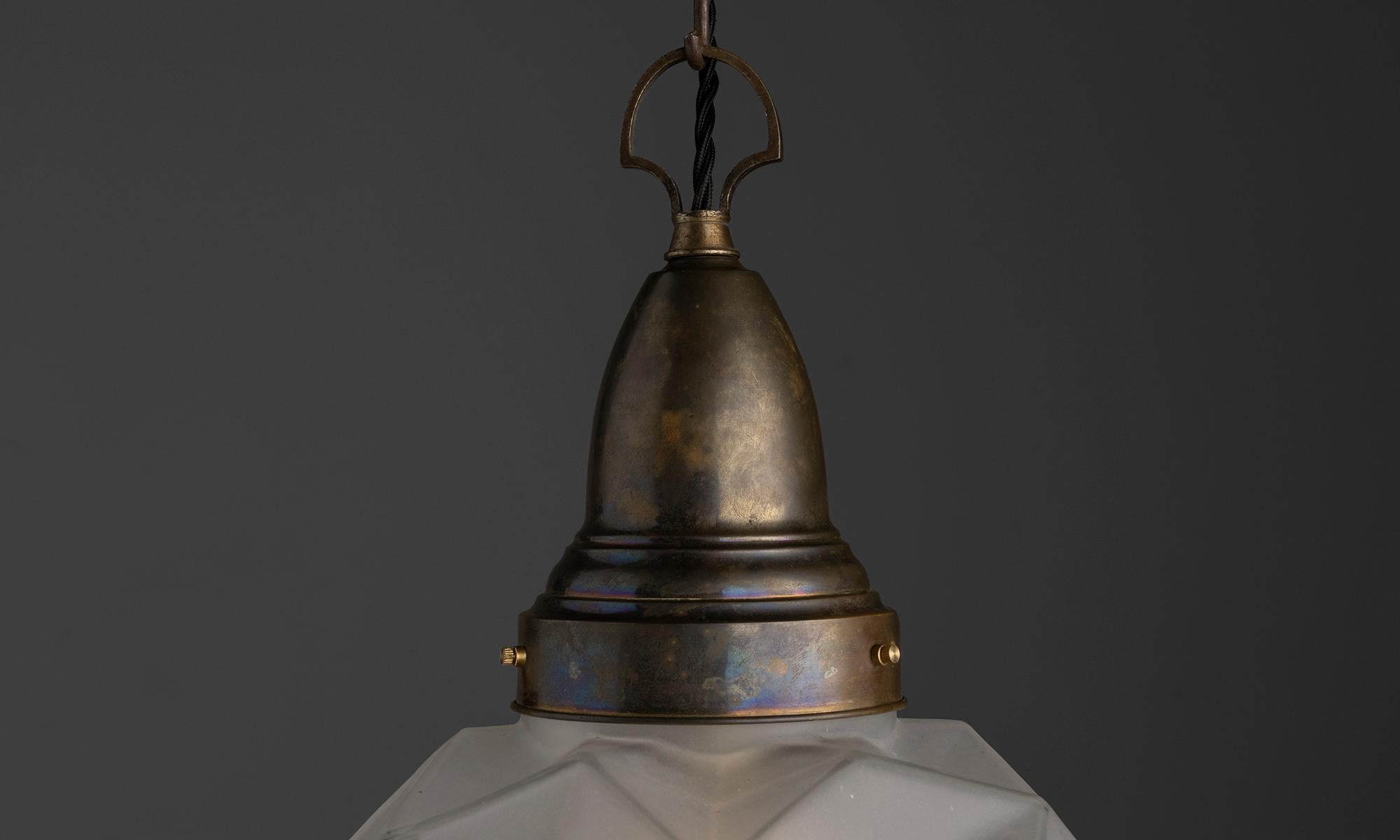 Inizio XX secolo Ciondolo in vetro acidato Inghilterra, Inghilterra circa 1920 in vendita