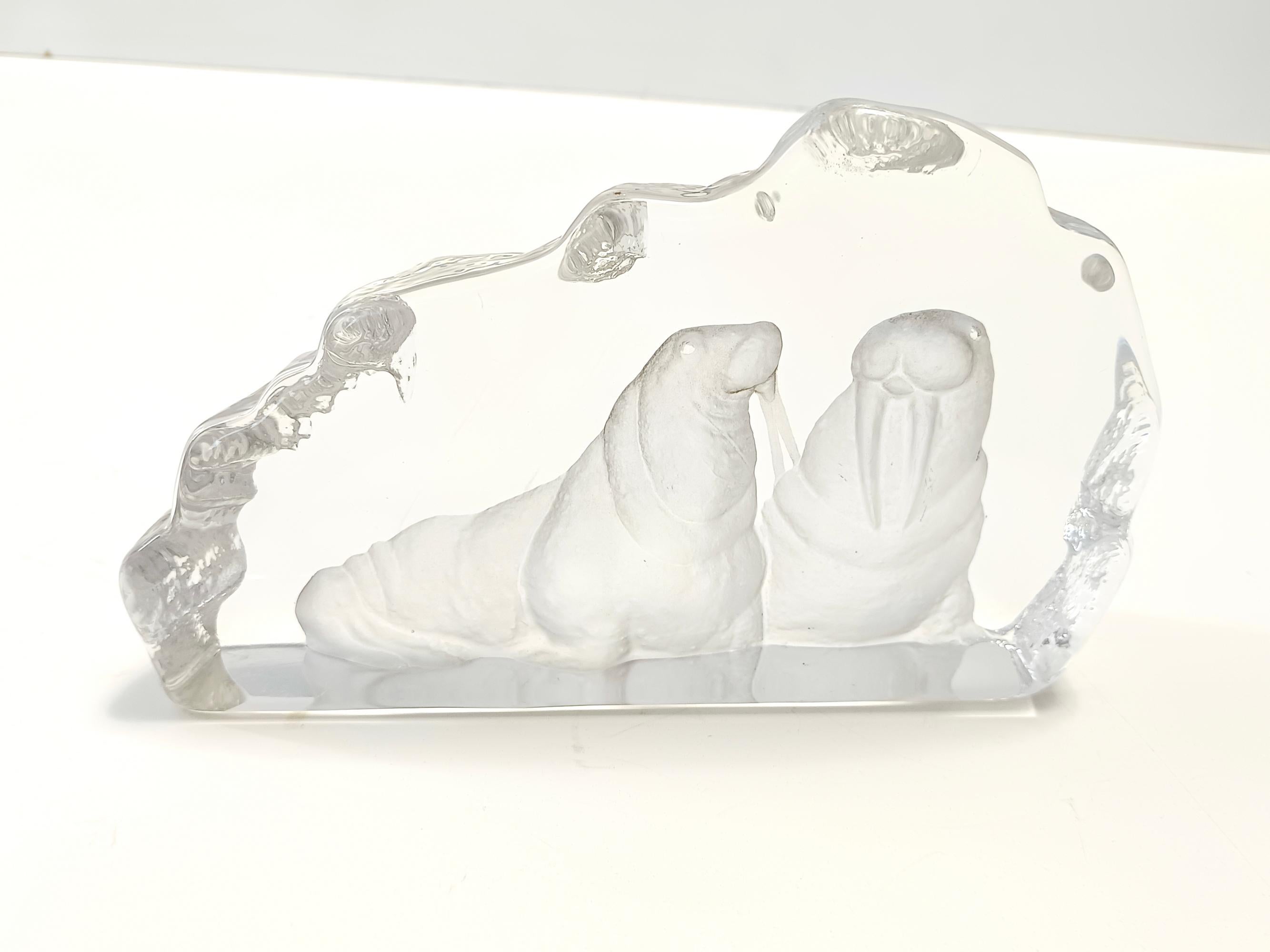 Postmoderno Scultura in vetro acidato con due trichechi di Mats Jonasson per Kosta Boda, Svezia in vendita