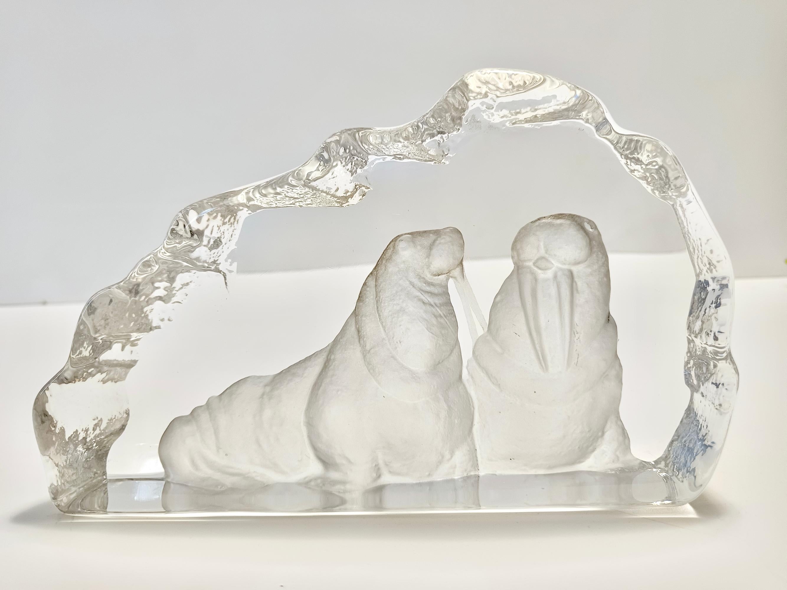 Svedese Scultura in vetro acidato con due trichechi di Mats Jonasson per Kosta Boda, Svezia in vendita