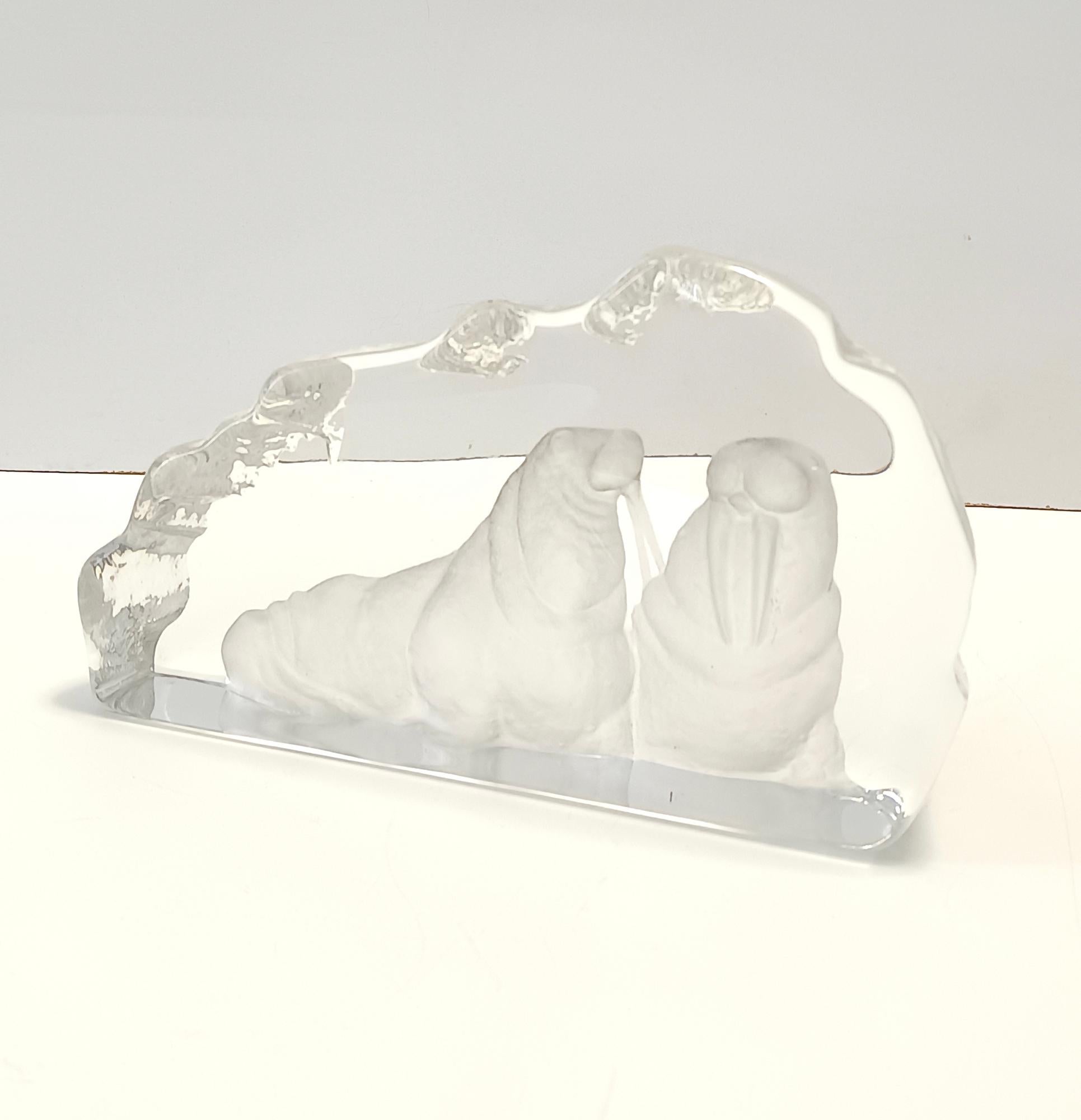 Scultura in vetro acidato con due trichechi di Mats Jonasson per Kosta Boda, Svezia In condizioni ottime in vendita a Bresso, Lombardy