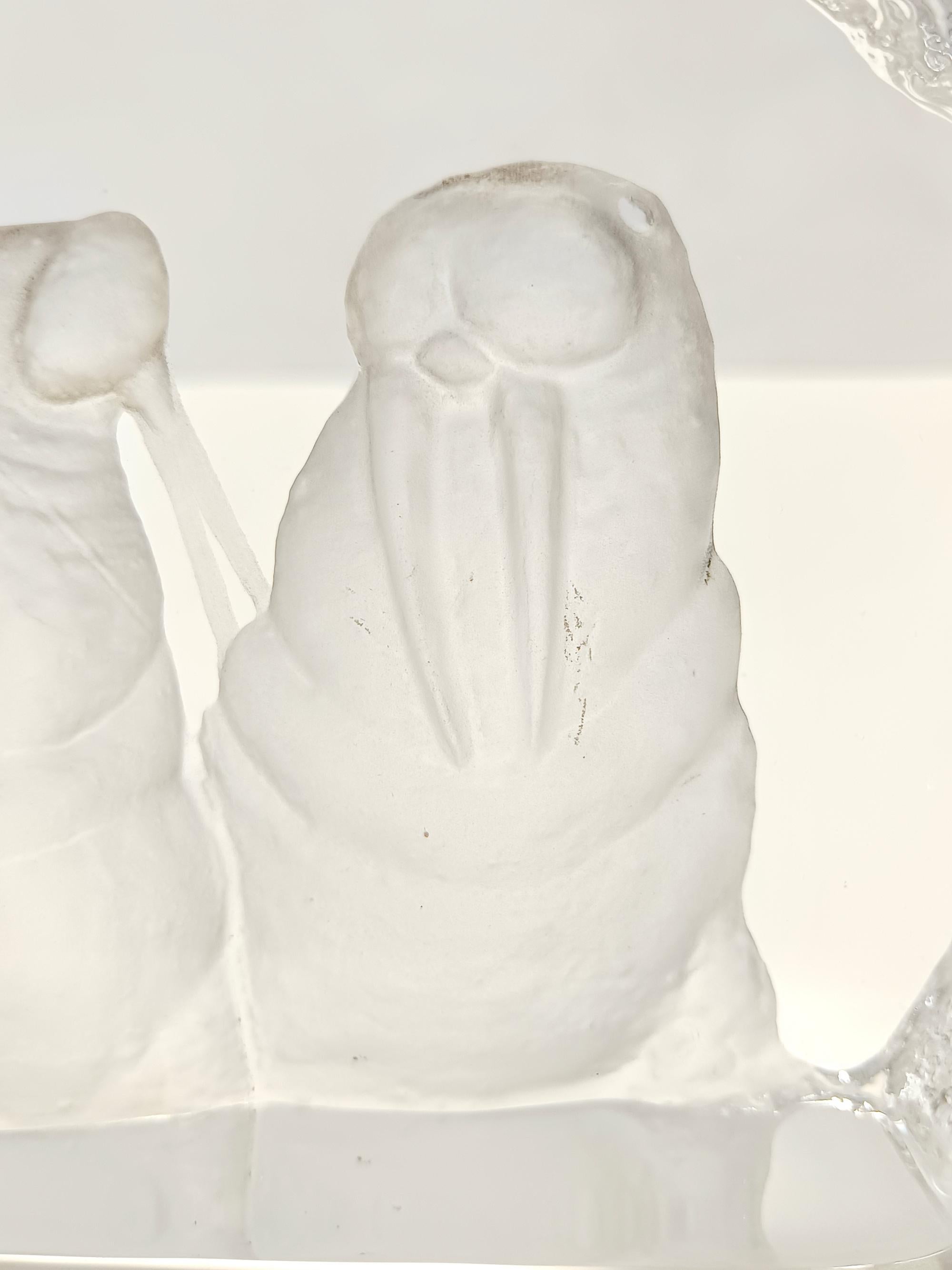Fine XX secolo Scultura in vetro acidato con due trichechi di Mats Jonasson per Kosta Boda, Svezia in vendita
