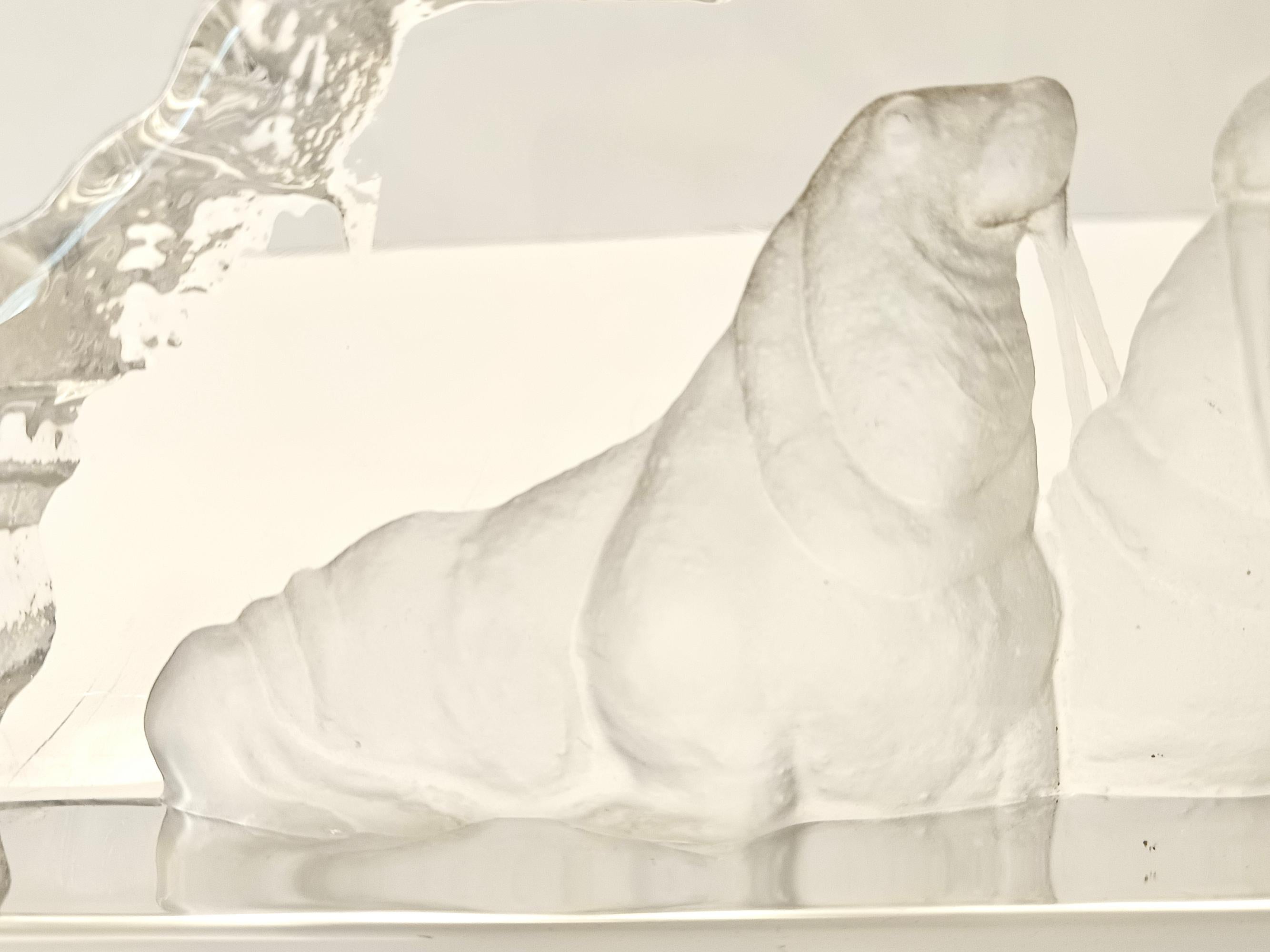 Vetro Scultura in vetro acidato con due trichechi di Mats Jonasson per Kosta Boda, Svezia in vendita