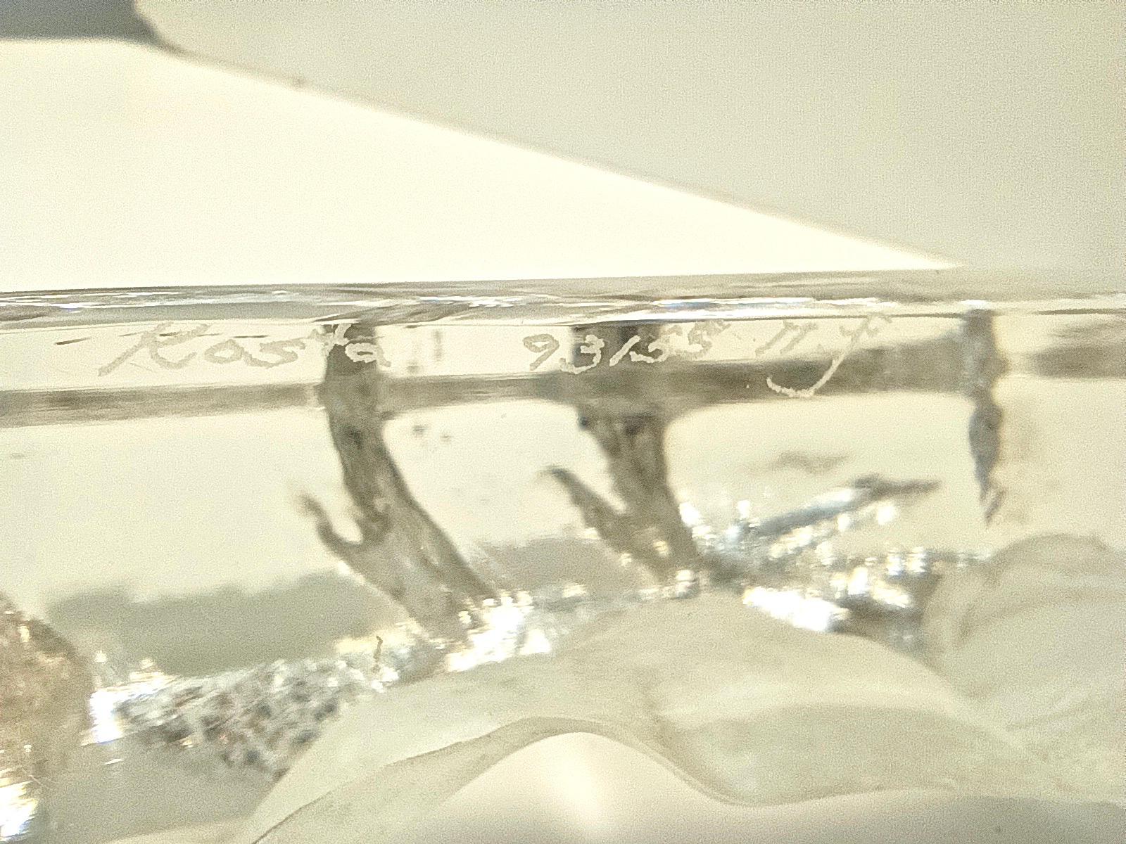 Scultura in vetro acidato con due trichechi di Mats Jonasson per Kosta Boda, Svezia in vendita 2