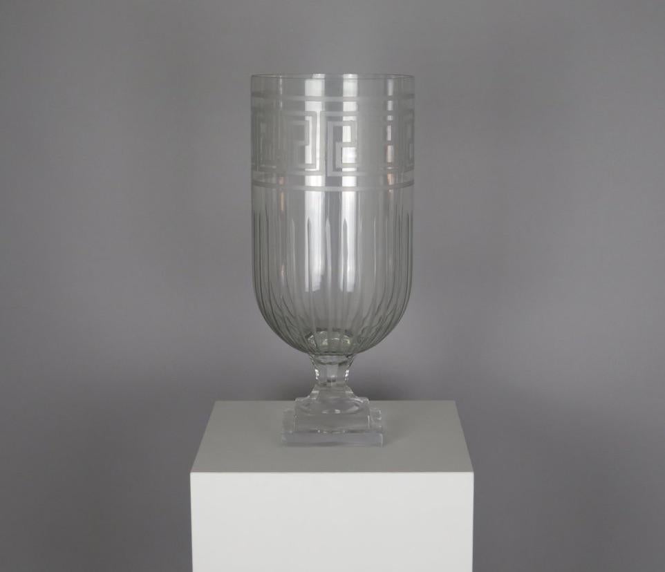 Grand vase en verre gravé avec motif de clé grecque. Angleterre, 20e siècle.