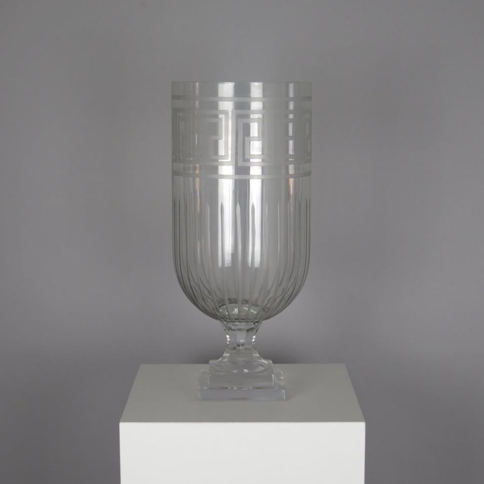 Anglais Vase en verre gravé avec motif de clé grecque en vente