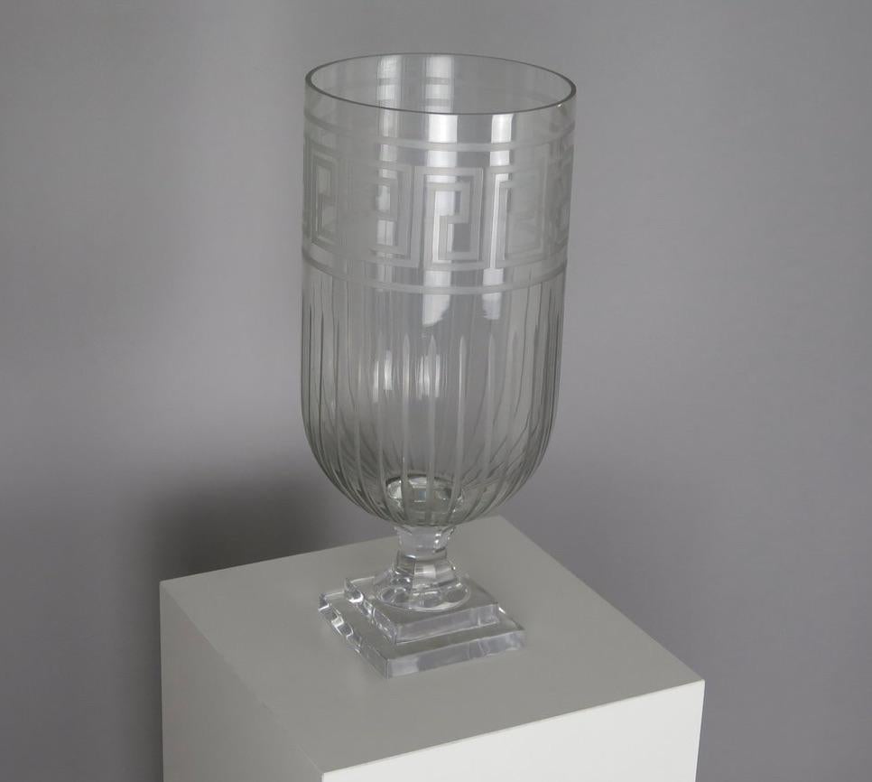 20ième siècle Vase en verre gravé avec motif de clé grecque en vente