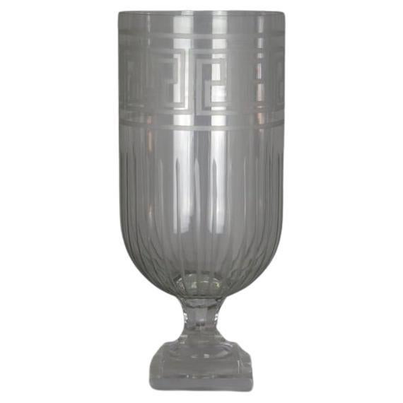 Vase aus geätztem Glas mit griechischem Schlüsselmotiv im Angebot