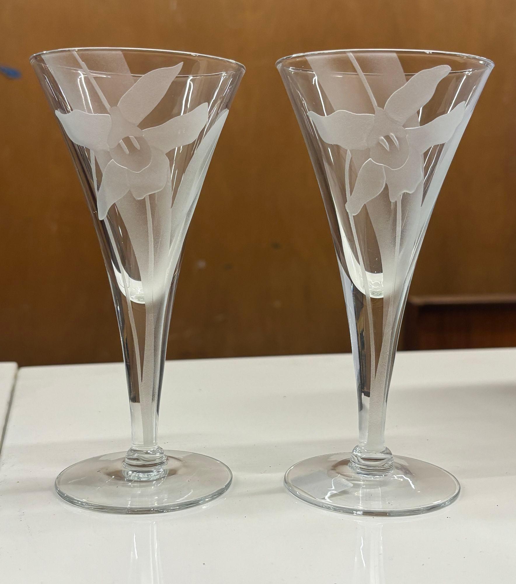 Elevate your dining experience with this exquisite pair of orchid flower etched glasses, including a water goblet and a champagne flute, both signed by the renowned Dorothy Thorpe. Each piece exudes elegance and sophistication, perfect for adding a