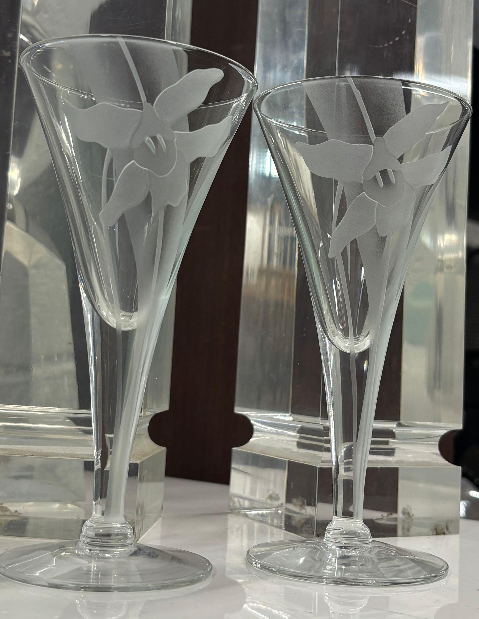 Etched Glasses Water Goblet Champagne Flute White Lily by Dorothy Thorpe, Pair In Excellent Condition For Sale In Van Nuys, CA