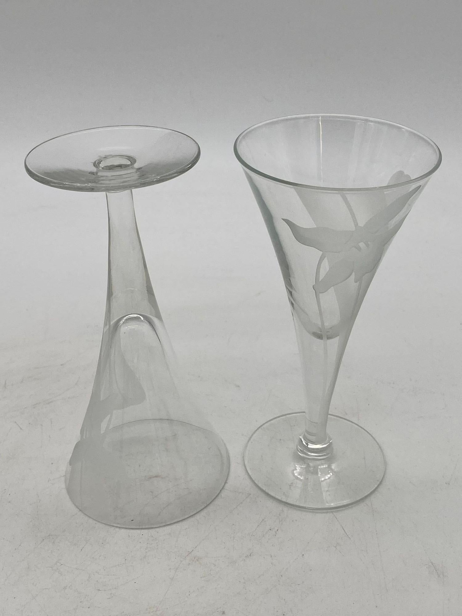 Etched Glasses Water Goblet Champagne Flute White Lily by Dorothy Thorpe, Pair For Sale 3