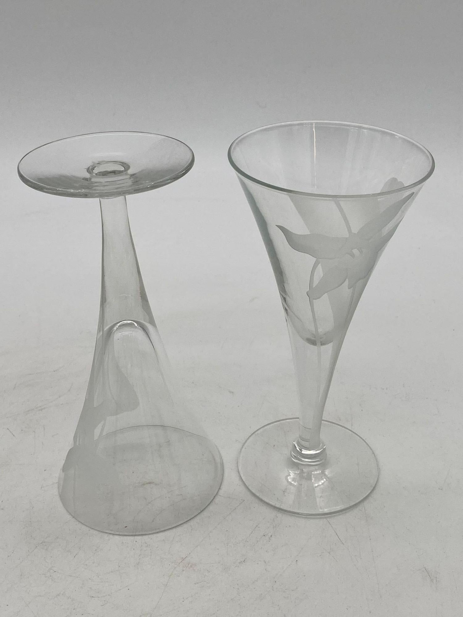 Etched Glasses Water Goblet Champagne Flute White Lily by Dorothy Thorpe, Pair For Sale 5