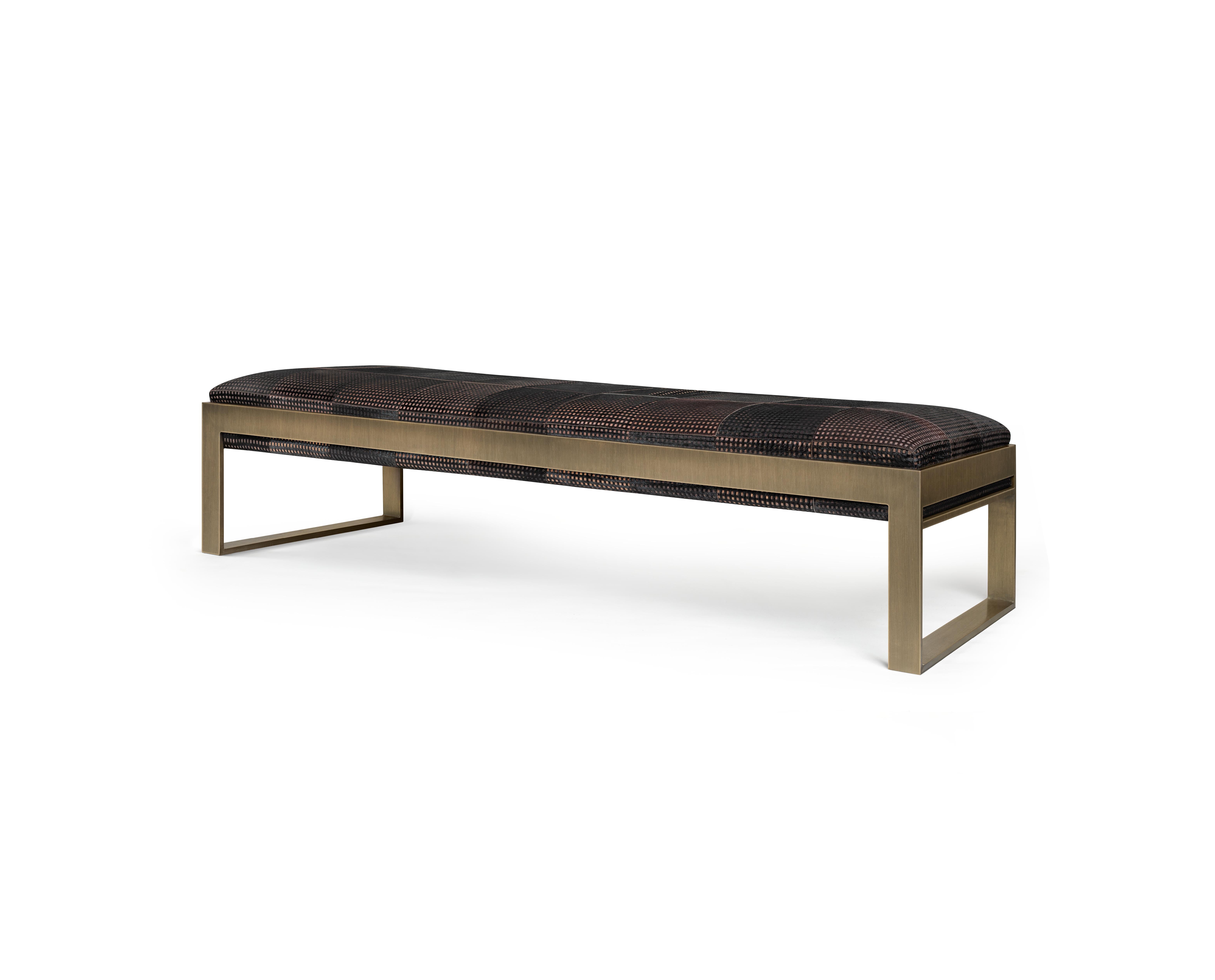 Banc Jacob en tissu d'ameublement gravé à la main par Madheke Neuf - En vente à Geneve, CH