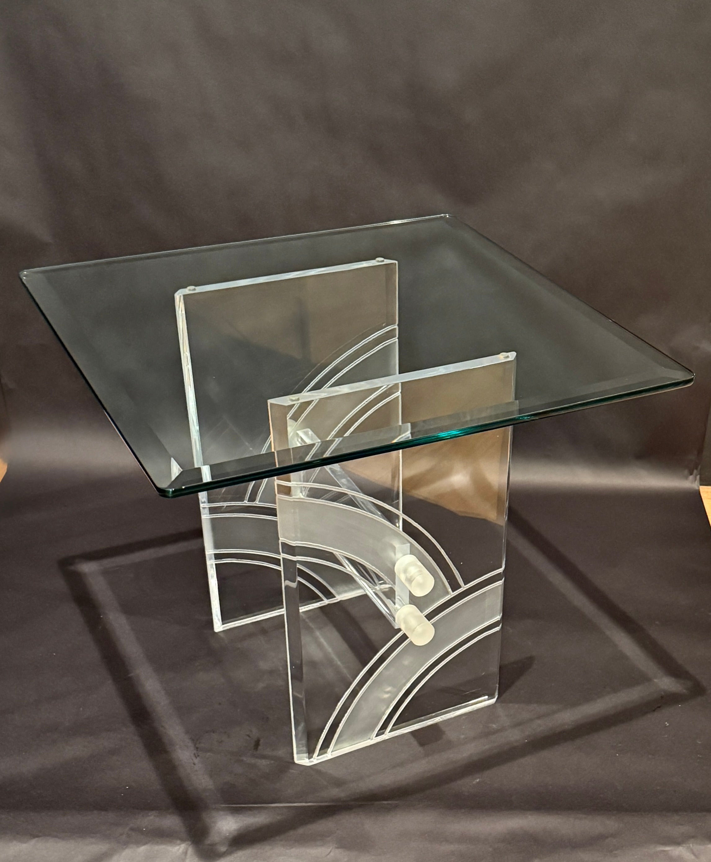 Mesa auxiliar vintage de cristal y lucita grabada. El artículo presentado es un diseño modernista muy singular con tapa de cristal biselado. Lucita transparente con diseño moderno grabado satinado. Finales del siglo XX.