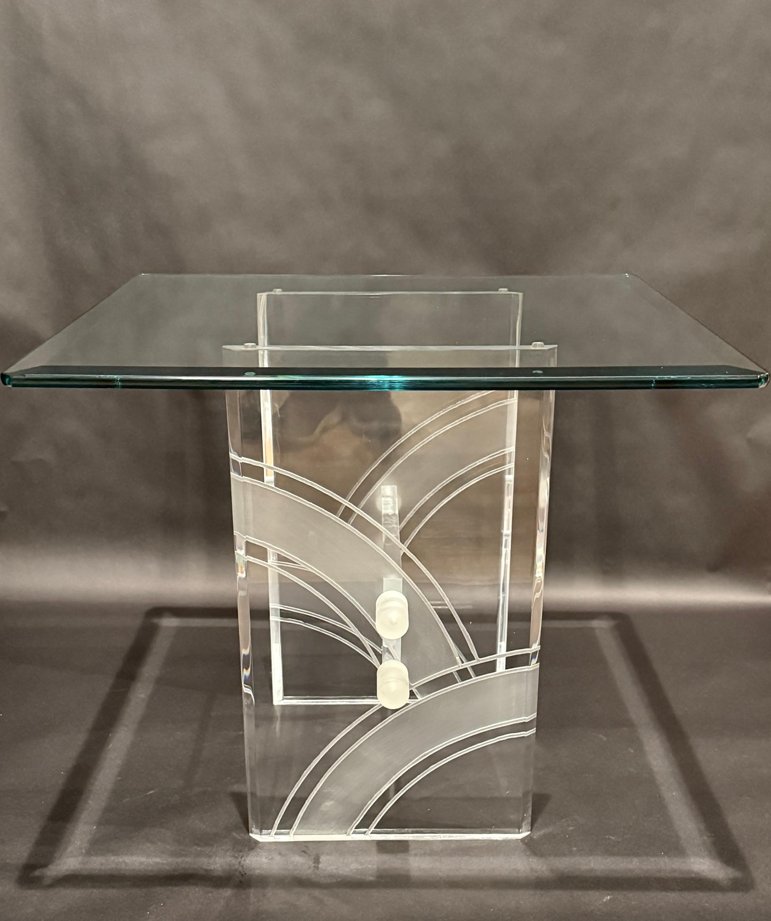 Mesa auxiliar de cristal y lucita grabada Moderno en venta