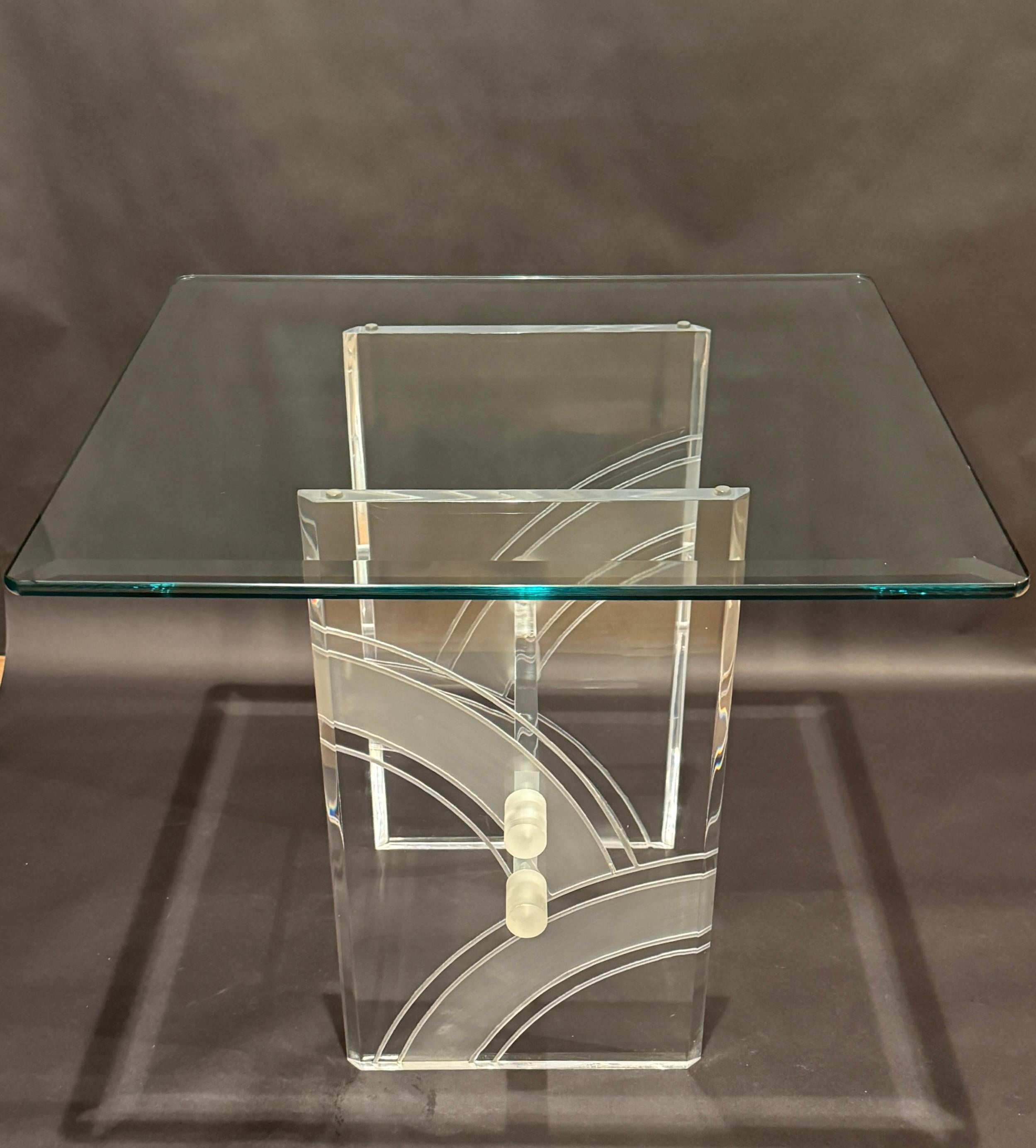 Mesa auxiliar de cristal y lucita grabada Estadounidense en venta
