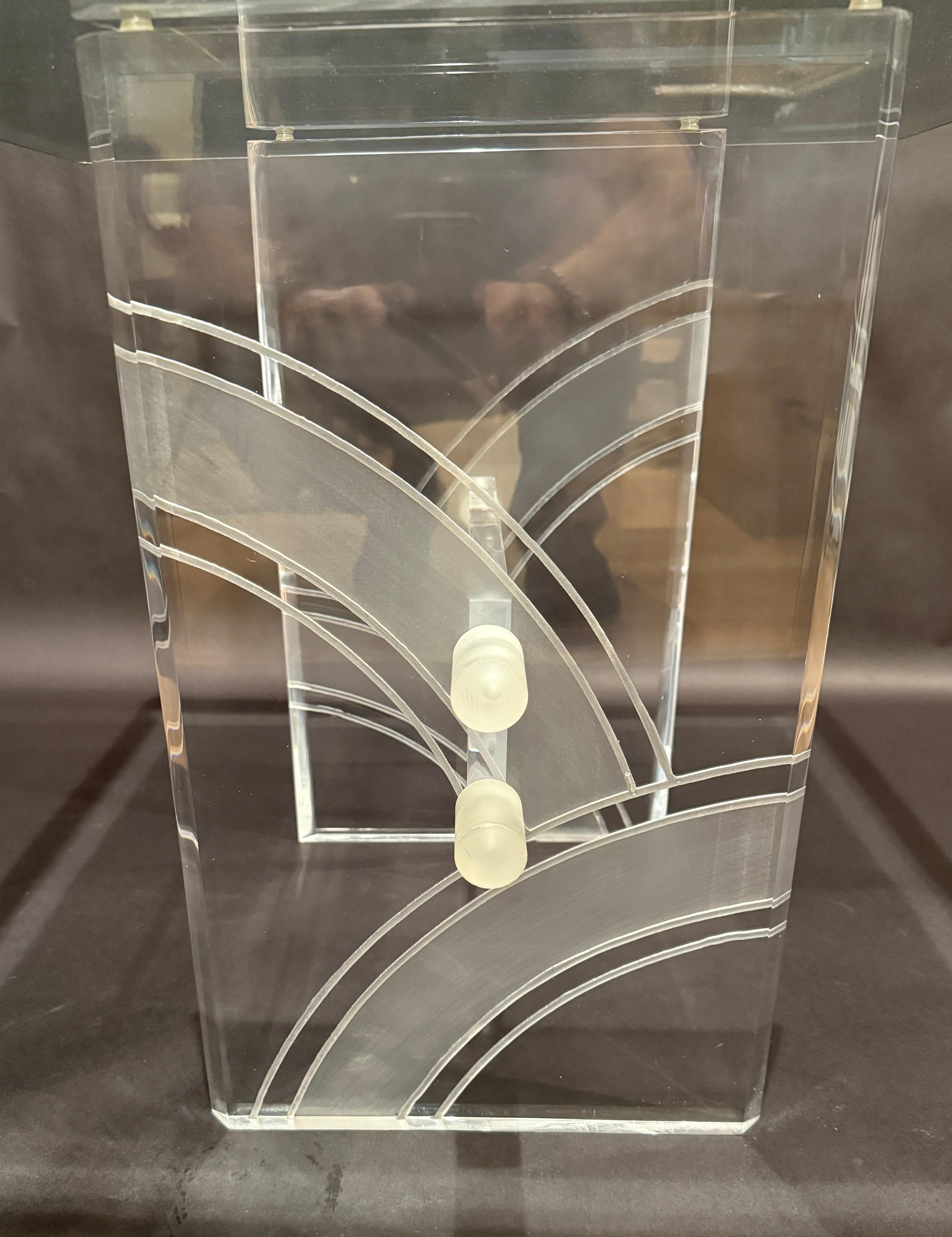 Mesa auxiliar de cristal y lucita grabada Grabado en venta