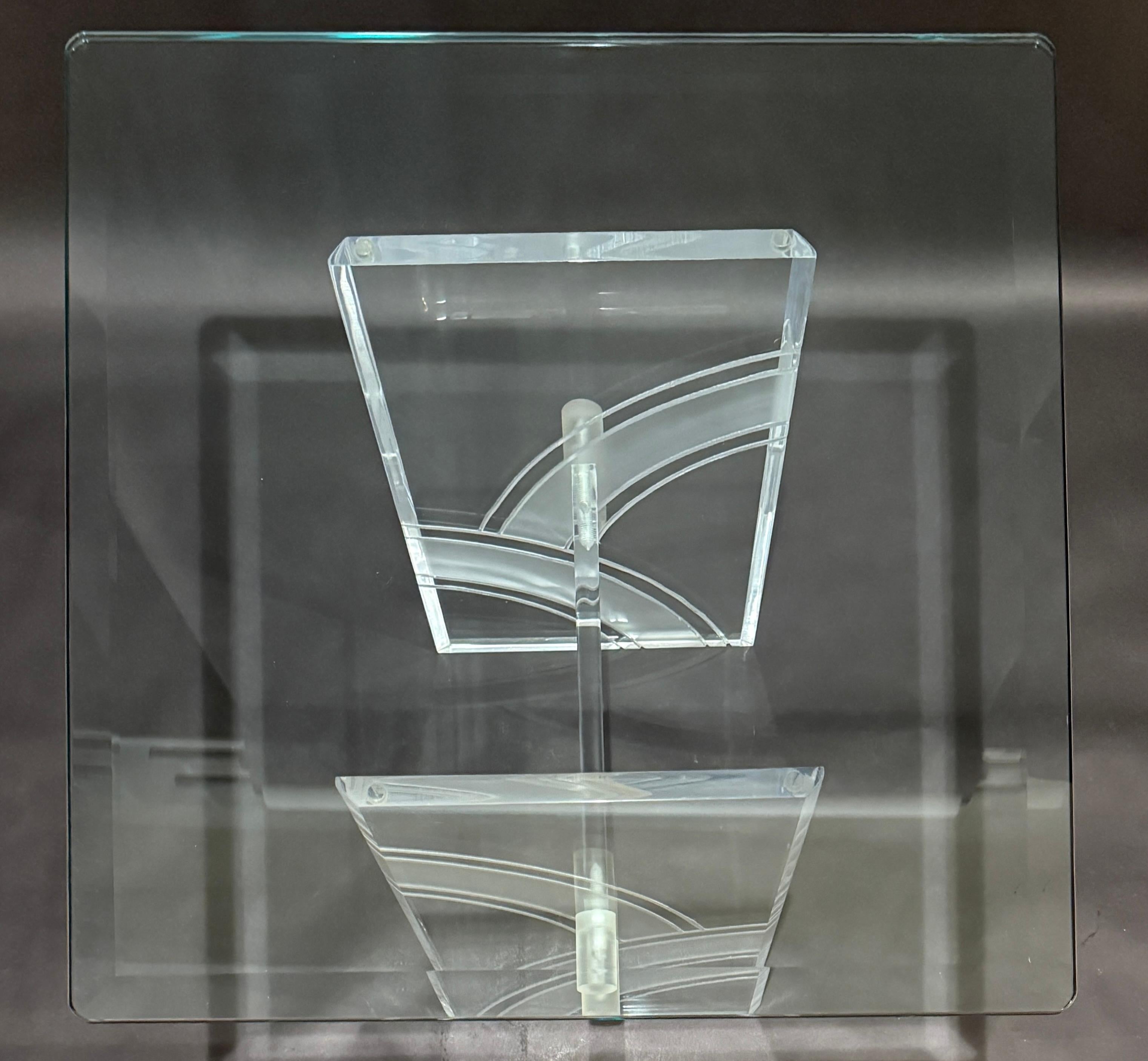Mesa auxiliar de cristal y lucita grabada en Bueno estado para la venta en Norwood, NJ