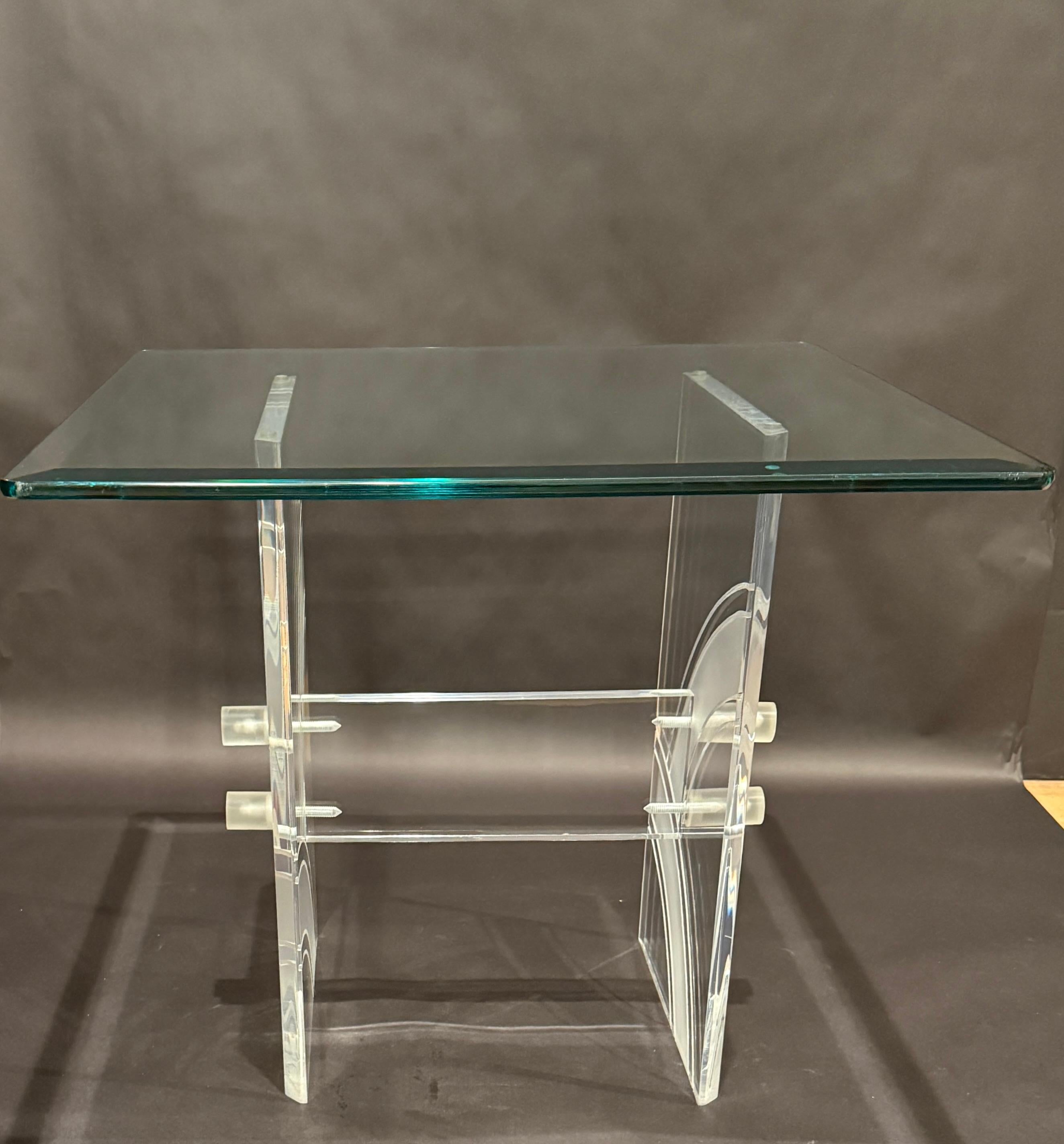 Mesa auxiliar de cristal y lucita grabada siglo XX en venta