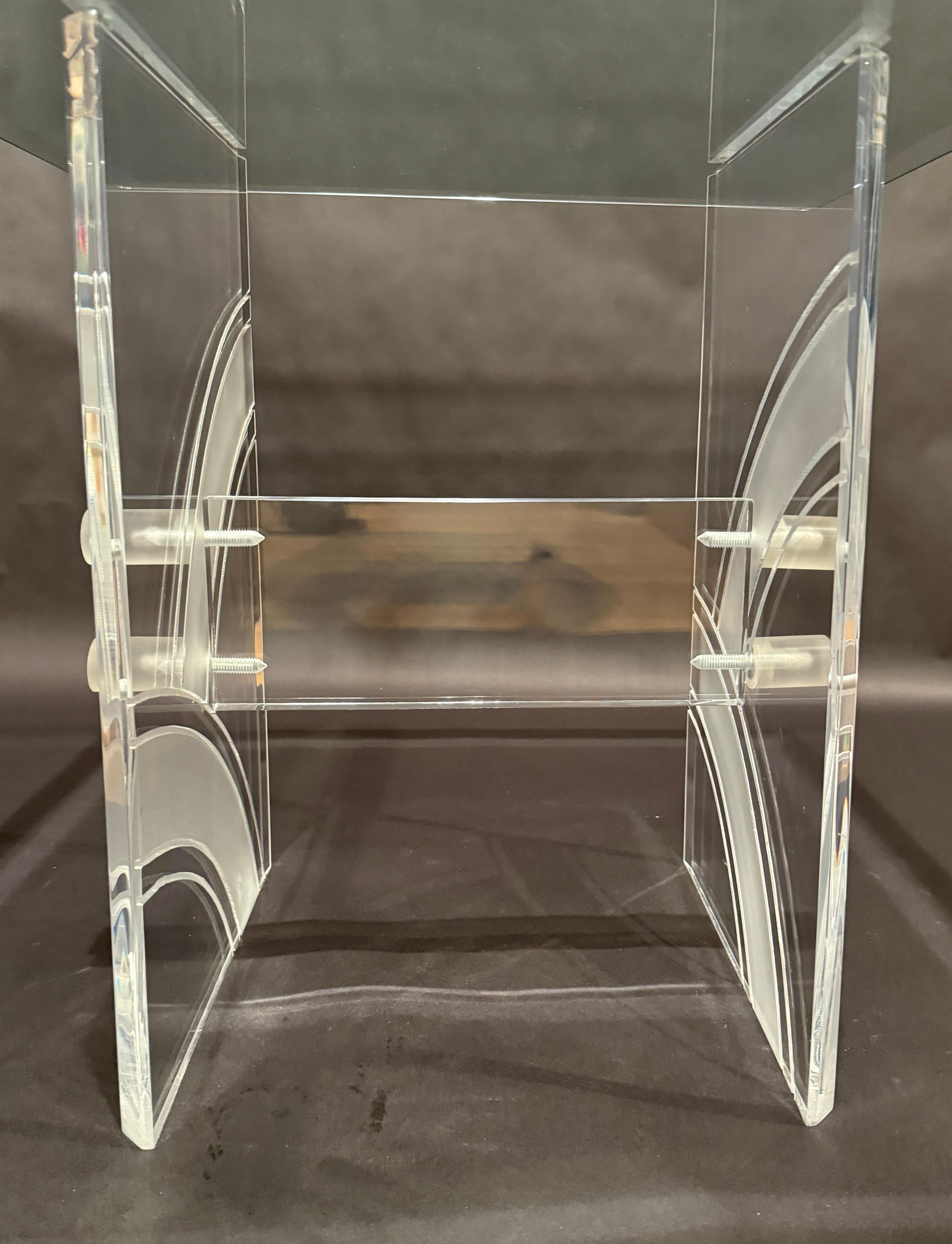 Mesa auxiliar de cristal y lucita grabada Vidrio en venta
