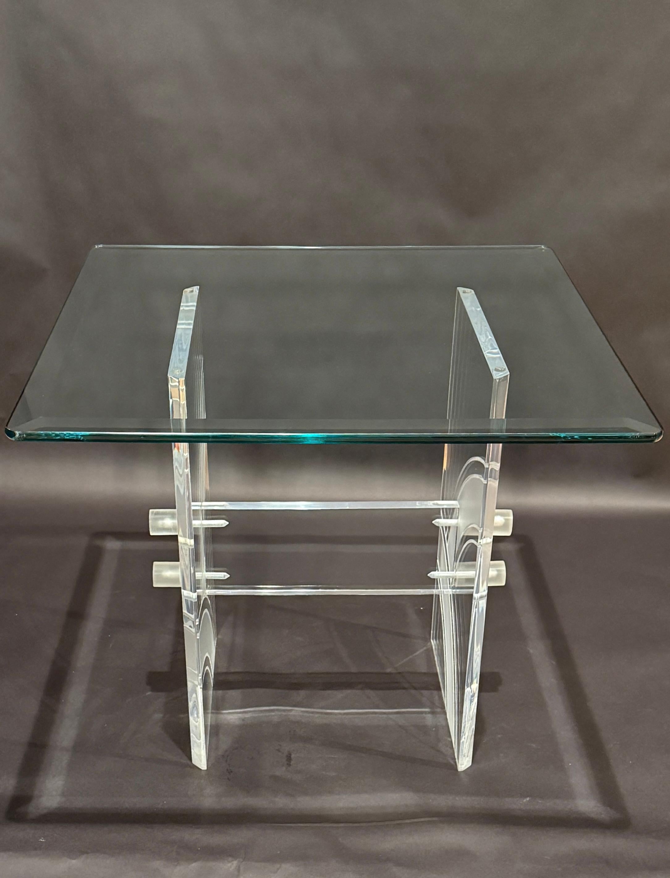 Mesa auxiliar de cristal y lucita grabada en venta 1