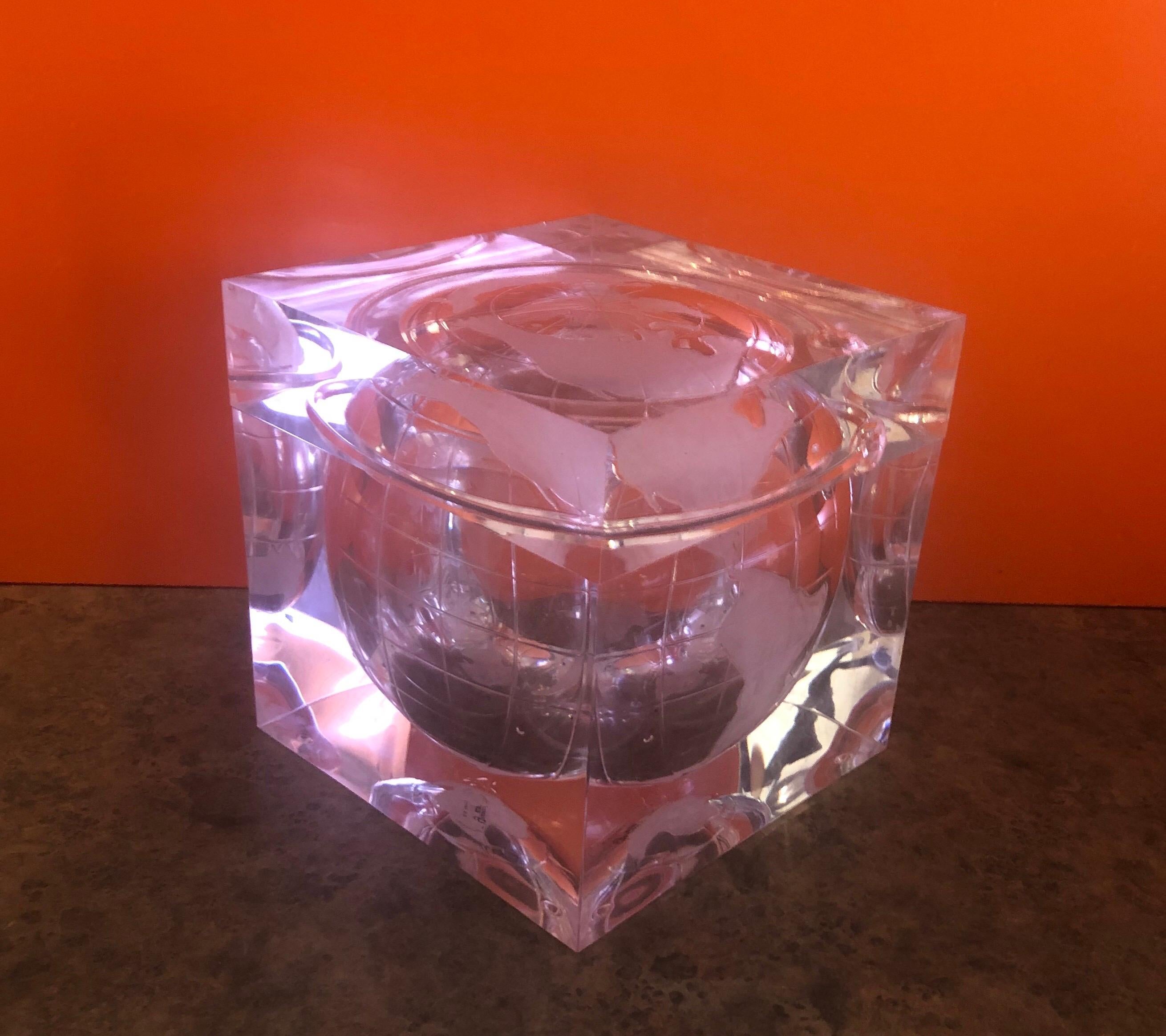 Eiskübel aus geätztem Lucit von Alessandro Albrizzi, ca. 1980er Jahre. Entworfen als klarer Lucite-Würfel mit einer geätzten kreisförmigen Darstellung der Erde auf der Innenseite des Eimers mit abnehmbarem Deckel. Der Eiskübel ist in gutem Zustand