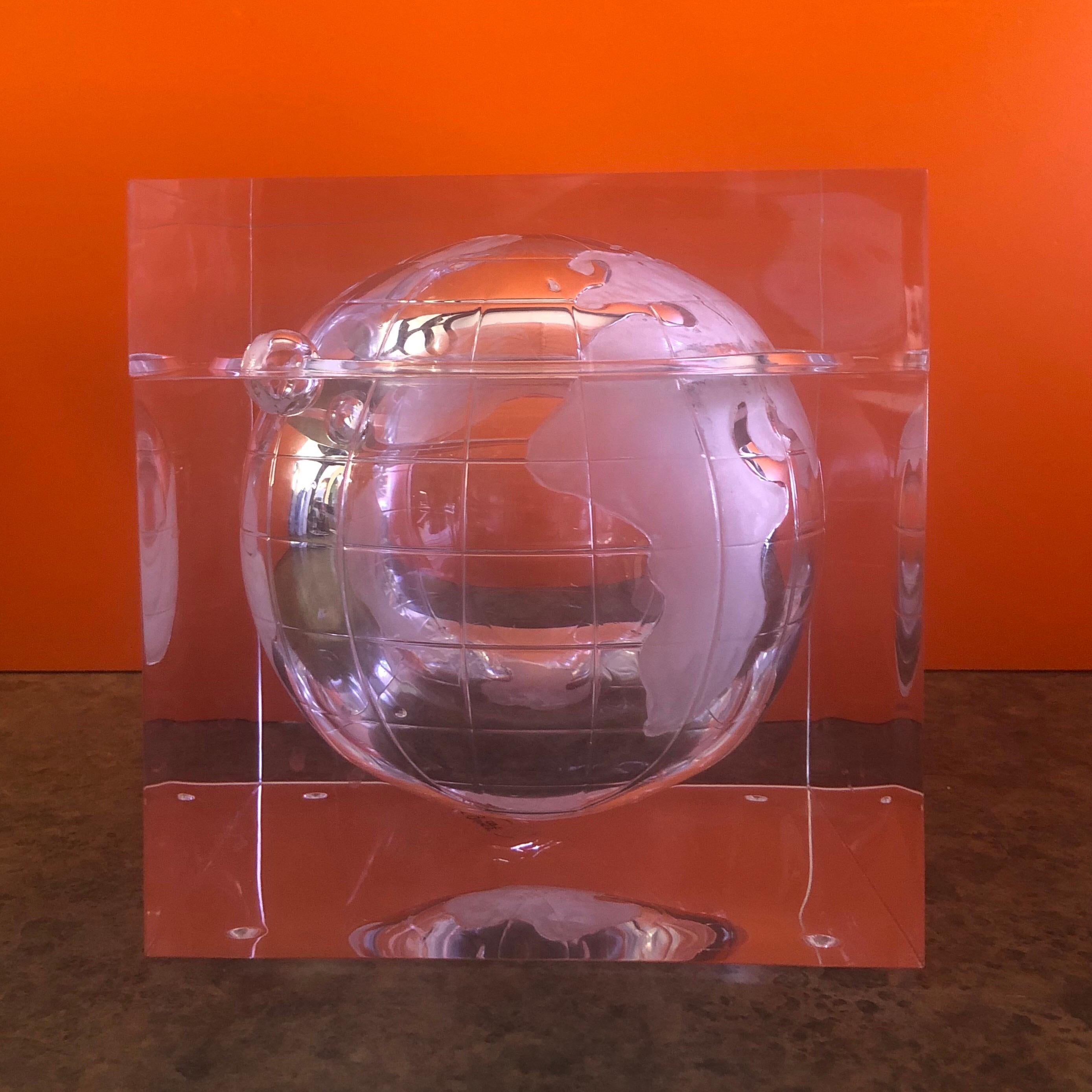 Eiskübel aus geätztem Lucite mit Weltkugeln von Alessandro Albrizzi im Zustand „Gut“ im Angebot in San Diego, CA