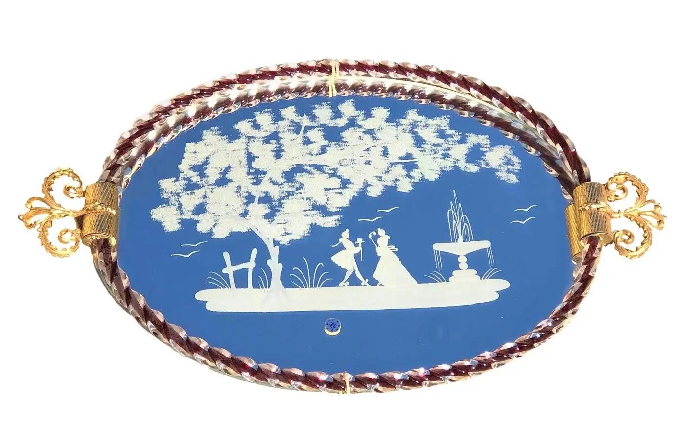 Créée par Ercole Barovier, cette pièce est un magnifique plateau de service ou de coiffeuse italien bordé d'une corde en verre de Murano incrustée de rouge. Réalisé dans le style de Luigi Brusotti et de Gio Ponti, le miroir est gravé de figures