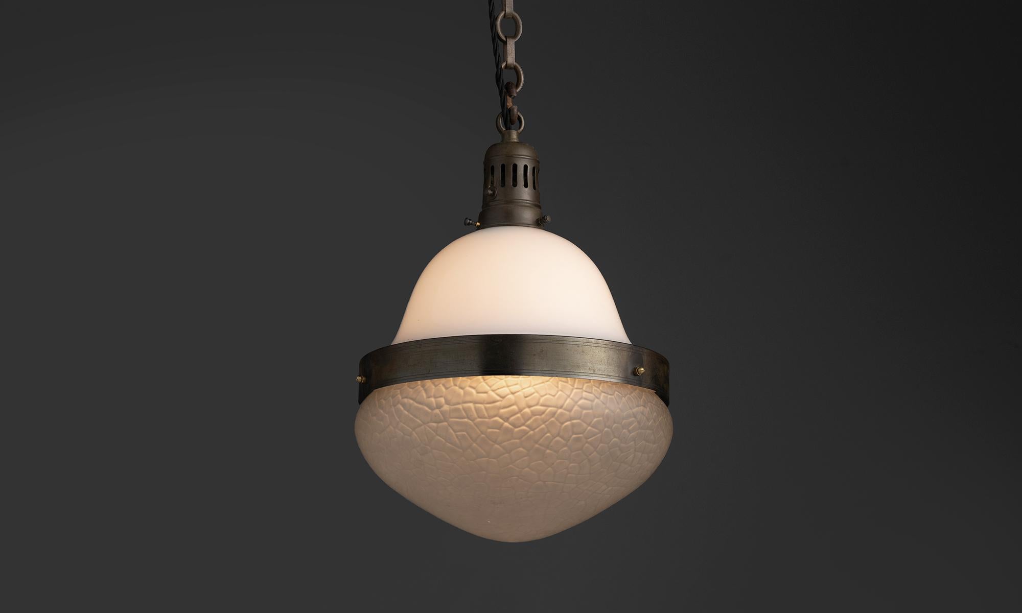 Niederlande, 1920
Pendelleuchte aus geätztem und opalem Glas mit Messingbeschlägen.
12 