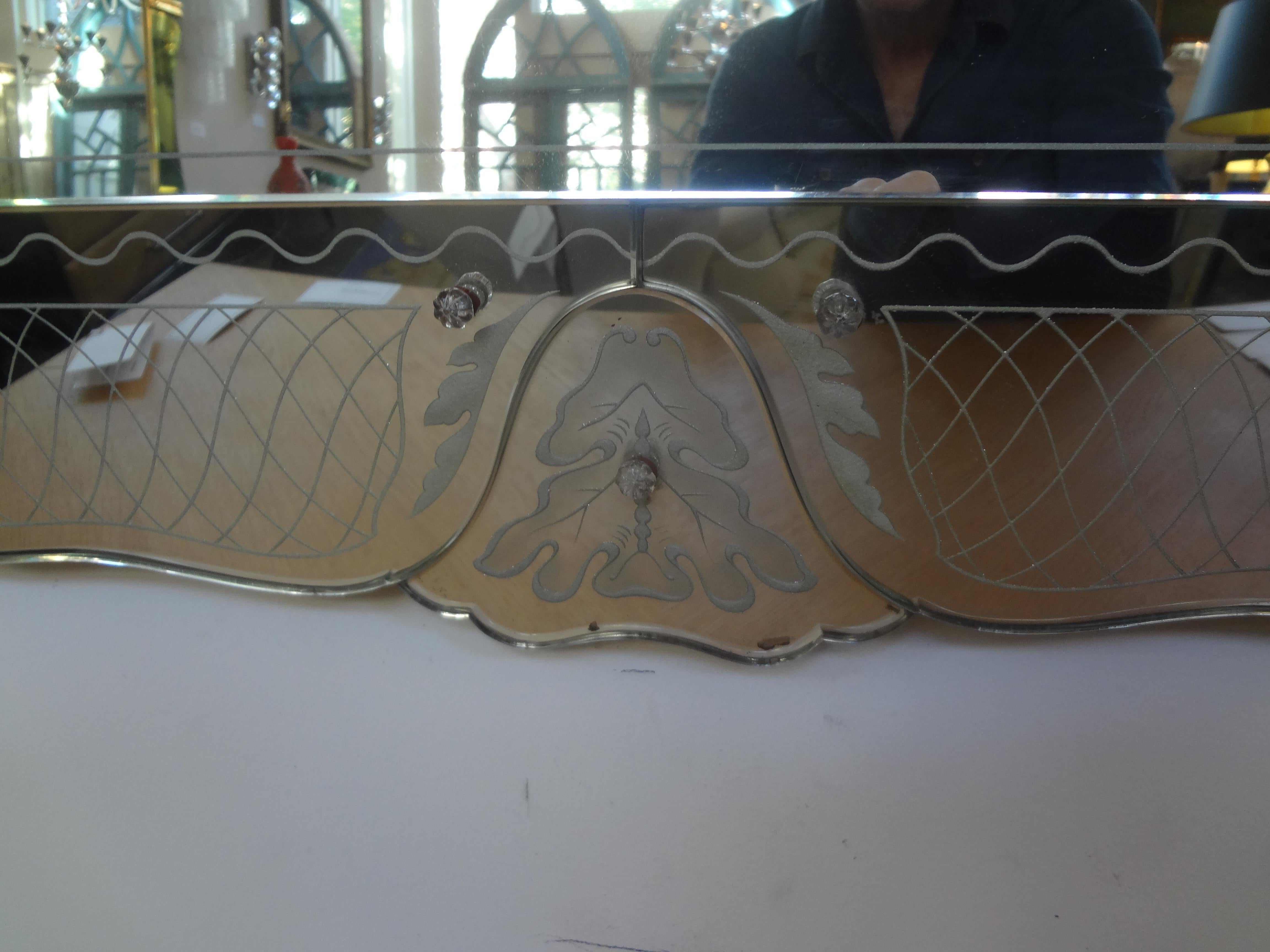Geätzter venezianischer Spiegel mit Wellenschliff von Pietro Chiesa (Radiert) im Angebot