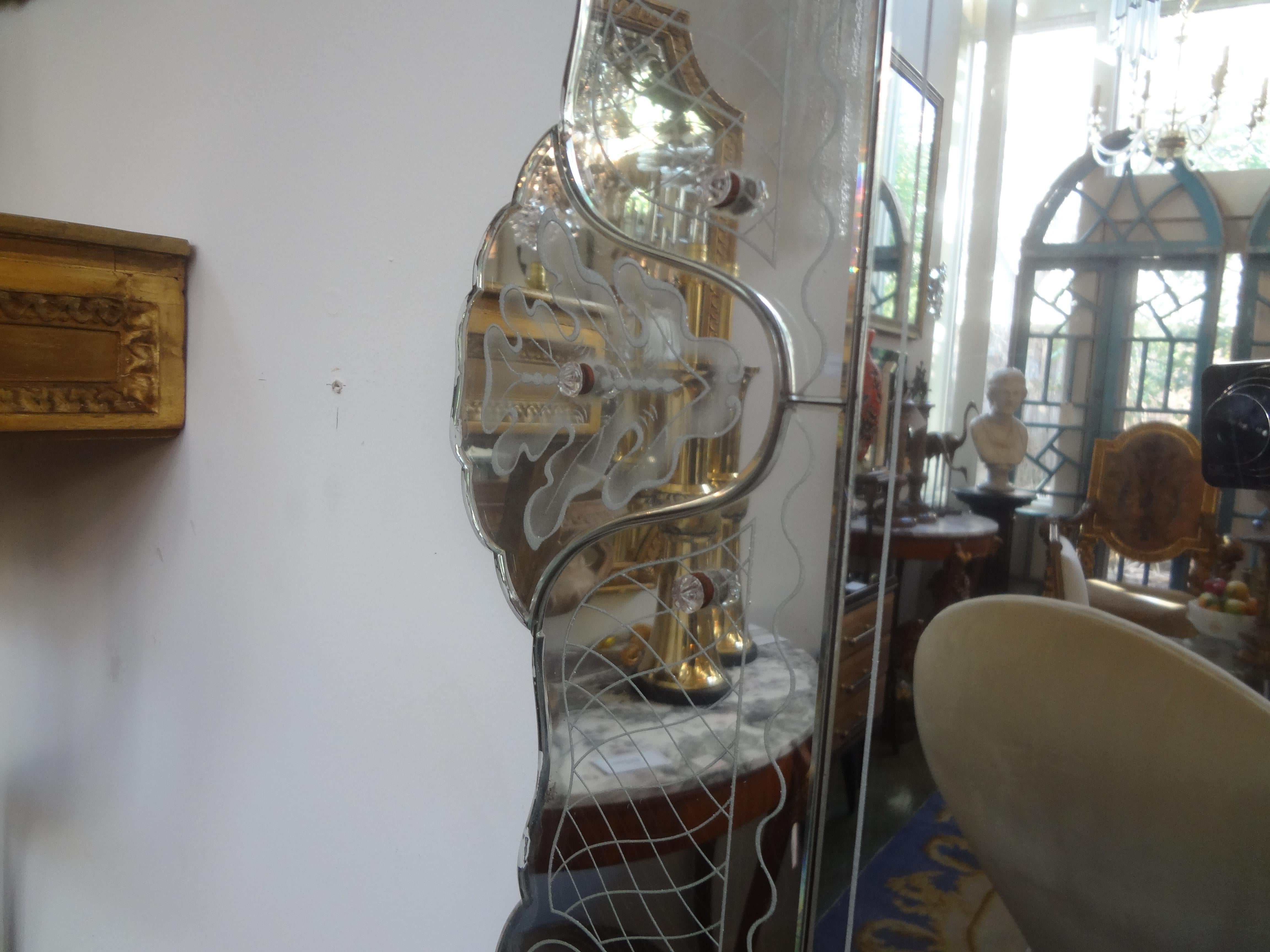Geätzter venezianischer Spiegel mit Wellenschliff von Pietro Chiesa (Mitte des 20. Jahrhunderts) im Angebot