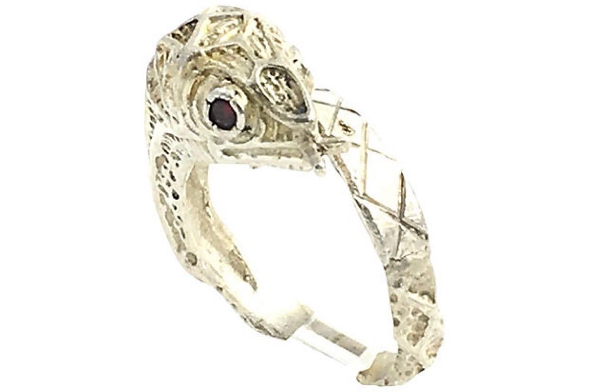 Etched Sterling Silver and Garnet Snake Ring In Good Condition For Sale In Miami Beach, FL