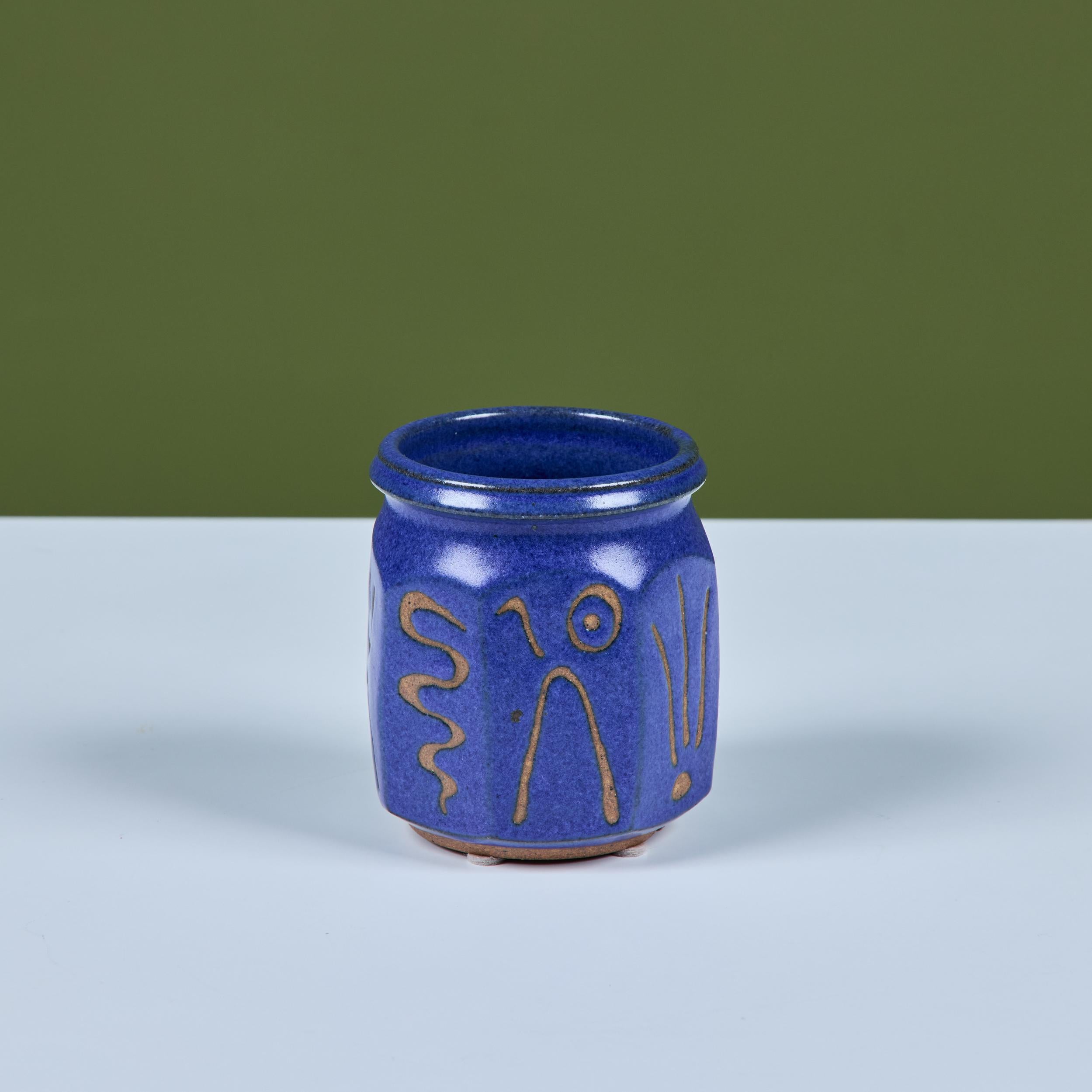 Coupe ou vase en grès émaillé bleu avec des figures gravées de chaque côté.

Dimensions
3,5