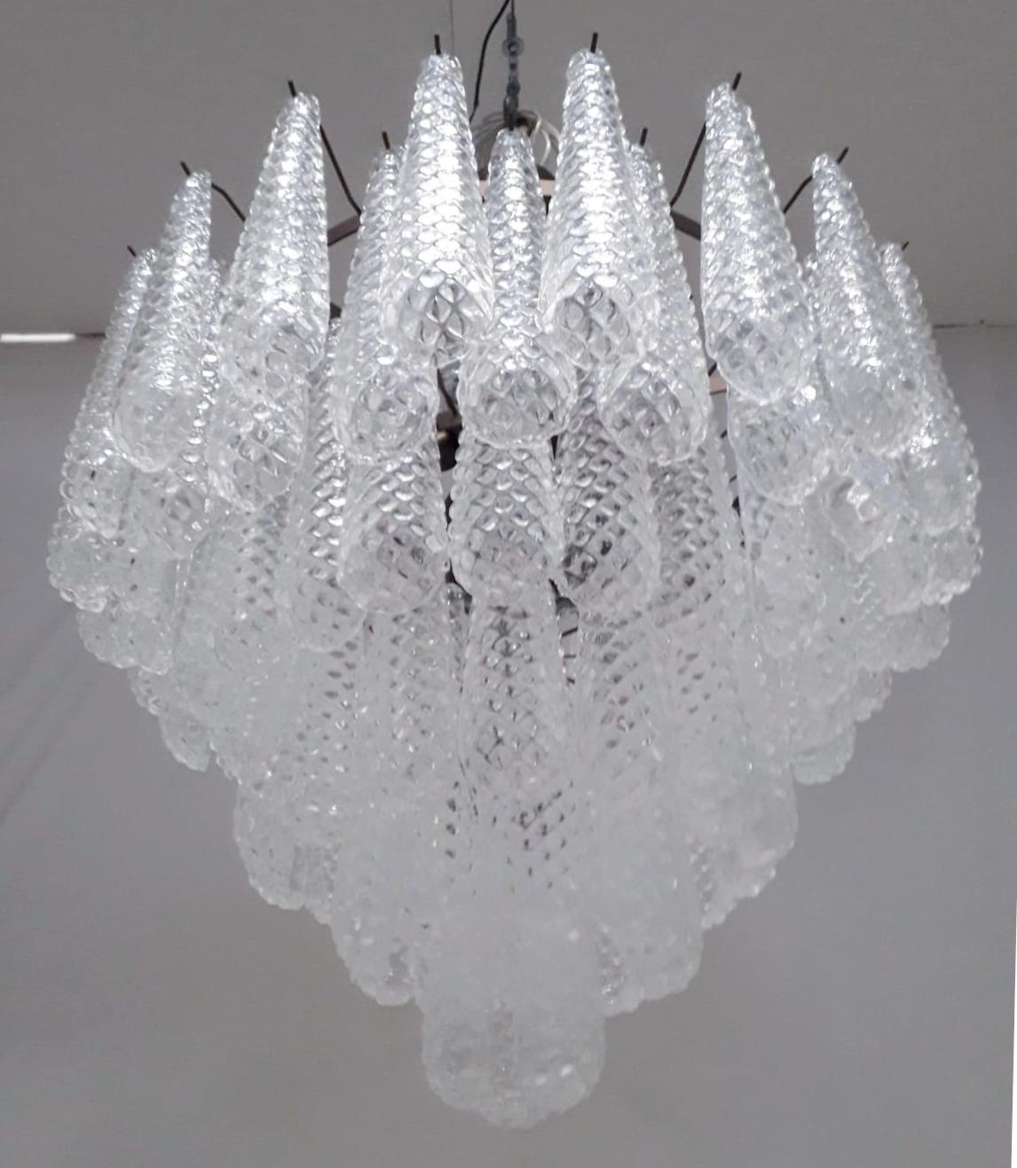 Lampadario italiano con gocce in vetro di Murano soffiato a bocca e lacrime, montato su una struttura in metallo bronzato da Fabio Ltd / Made in Italy
10 luci / 9 di tipo E26 o E27, max 60W ciascuna e 1 di tipo E12 o E14, max 40W
Misure: Diametro