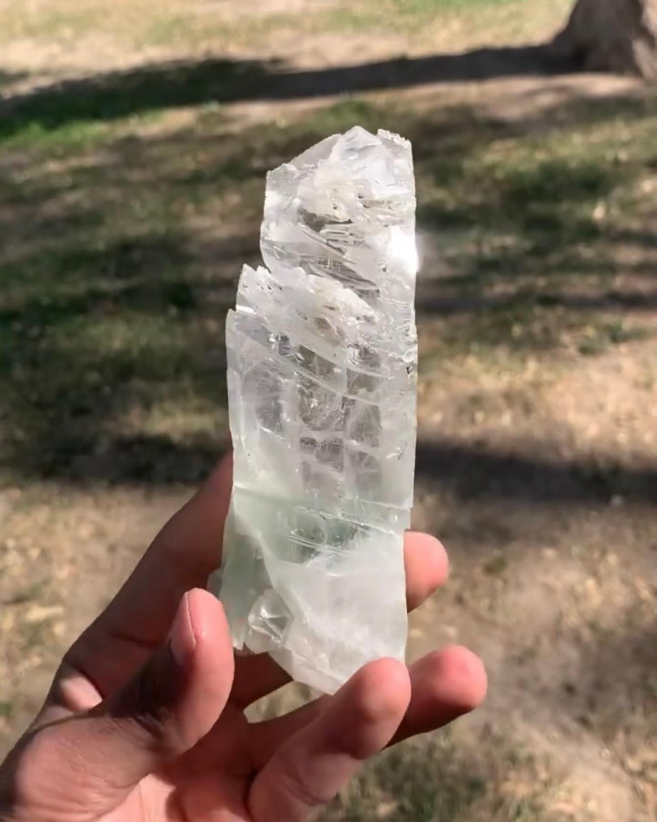 Etched Terminated Quartz With Byssolite Inclusion From Pakistan In Good Condition For Sale In Peshawar, PK