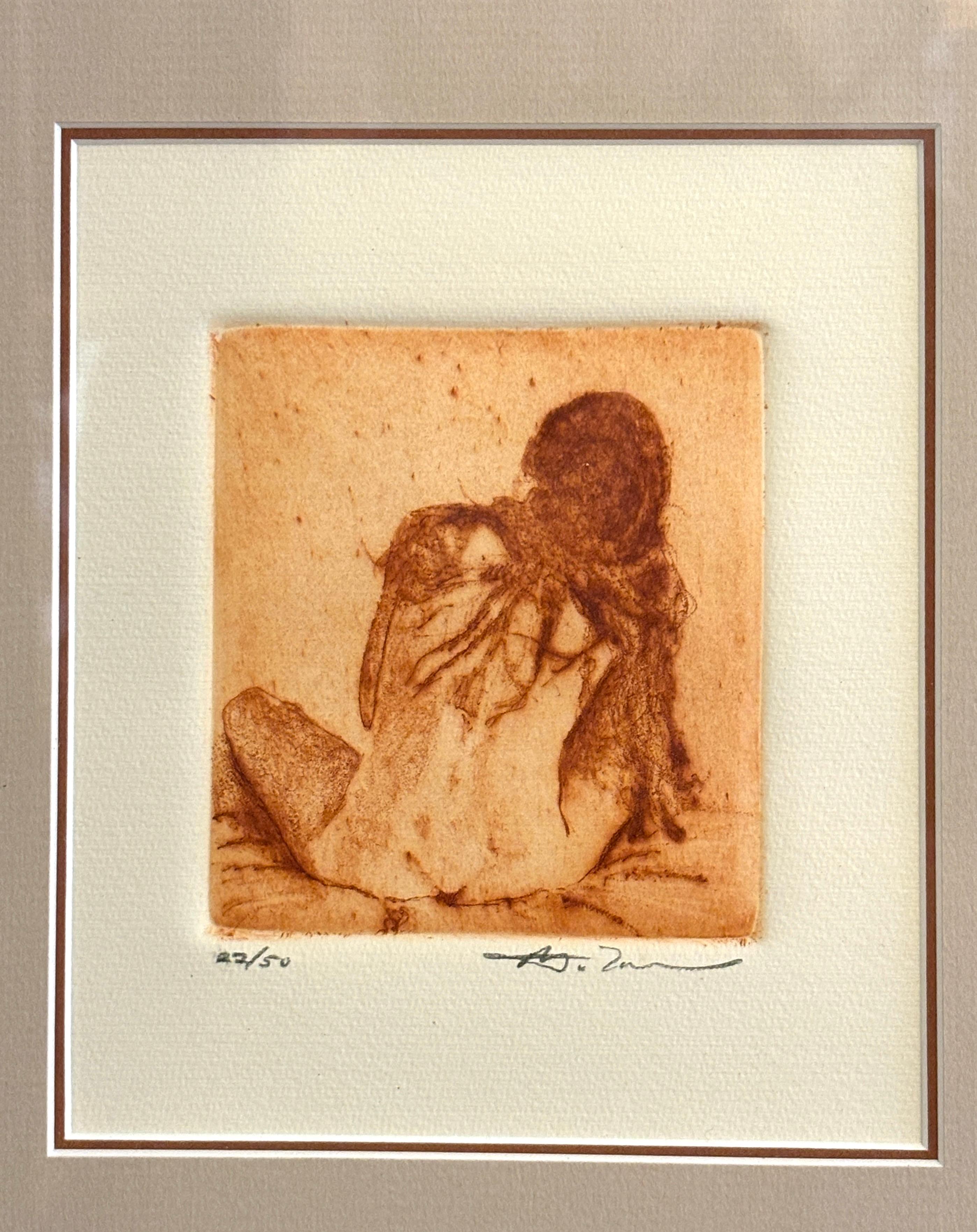 Diese Radierung ist vom Künstler signiert und nummeriert. Ein weiblicher Akt sitzt mit dem Rücken zu uns, in verschiedenen Schattierungen von Sepia-Orange. Die Radierung ist recht klein, nur 3,5