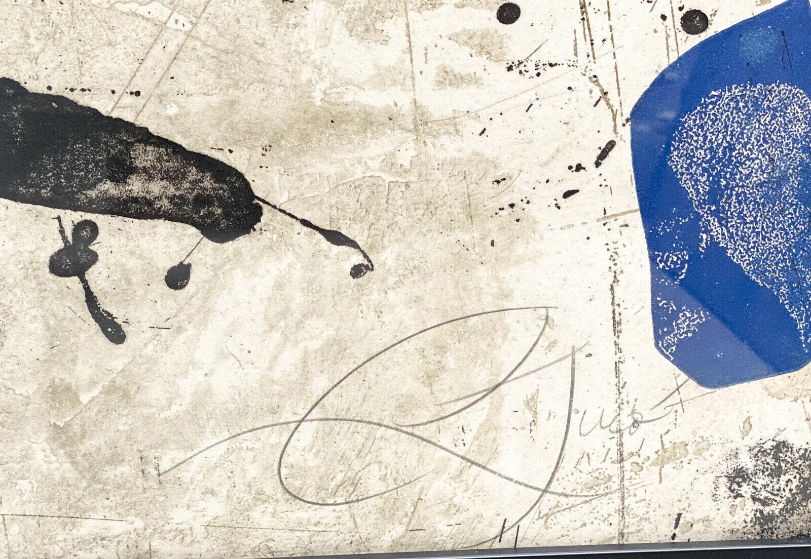 Papier Gravure imprimée en couleurs par Joan Miro, intitulée Els Gossos IX en vente