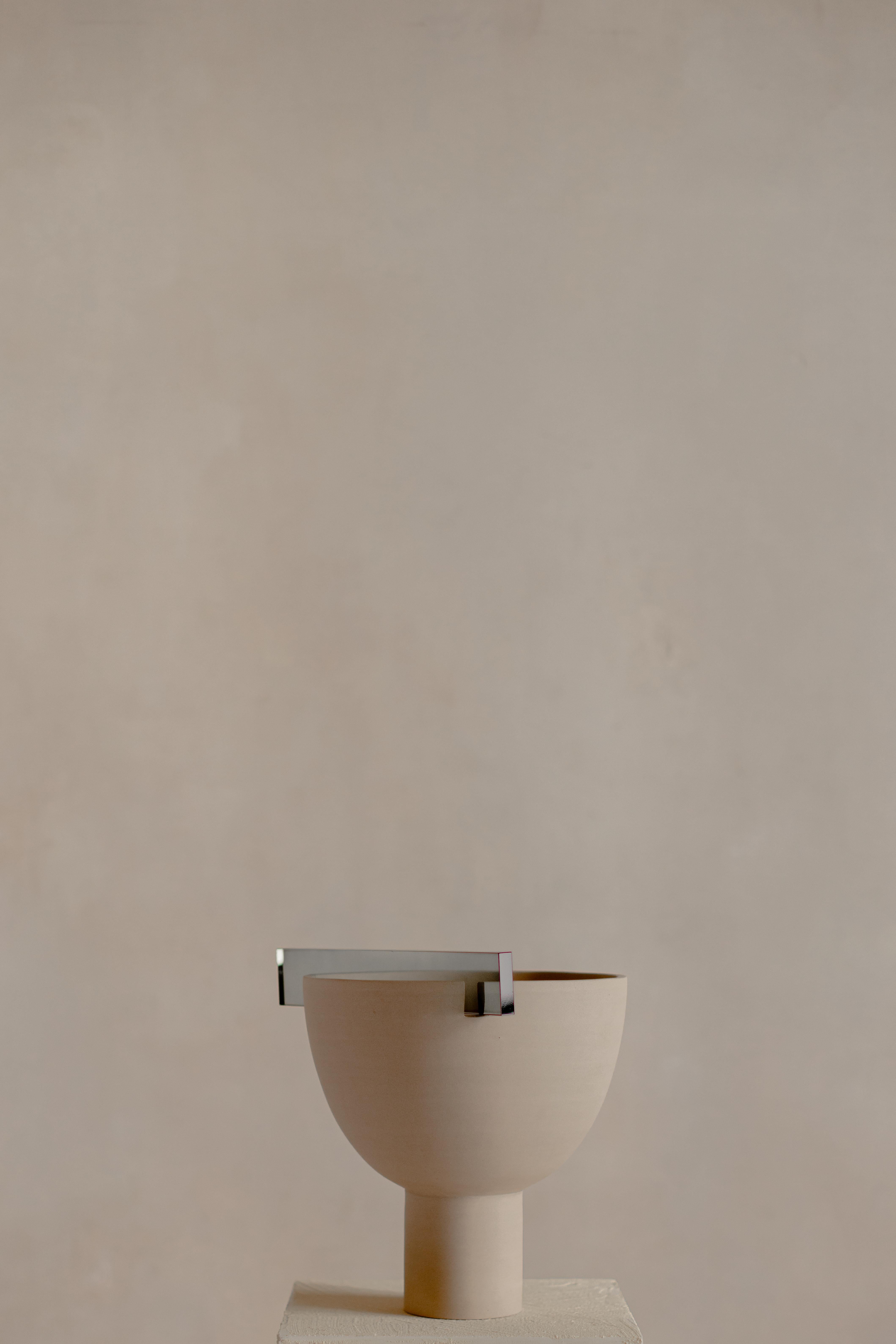 Hender HENDER 02L is a collectible object that embodies the quiet tension between raw material and refined form. Crafted entirely by hand, its base is shaped from Peruvian clay—turned using traditional methods passed down through generations.
